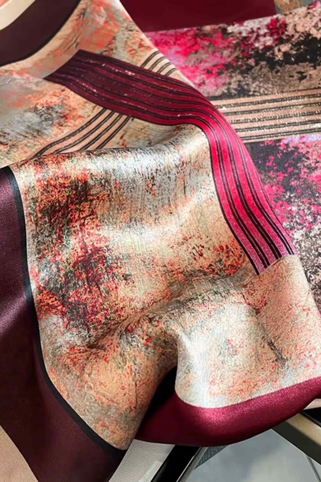 Apaszka, Model: ZS160//T42//21, Kolor: burgundowy, Skład materiału: 100% Jedwab, Przeznaczenie: Wielosezonowe, Wymiary(długość/szerokość): 70cm/70cm (Apaszka, zdjęcie 3)