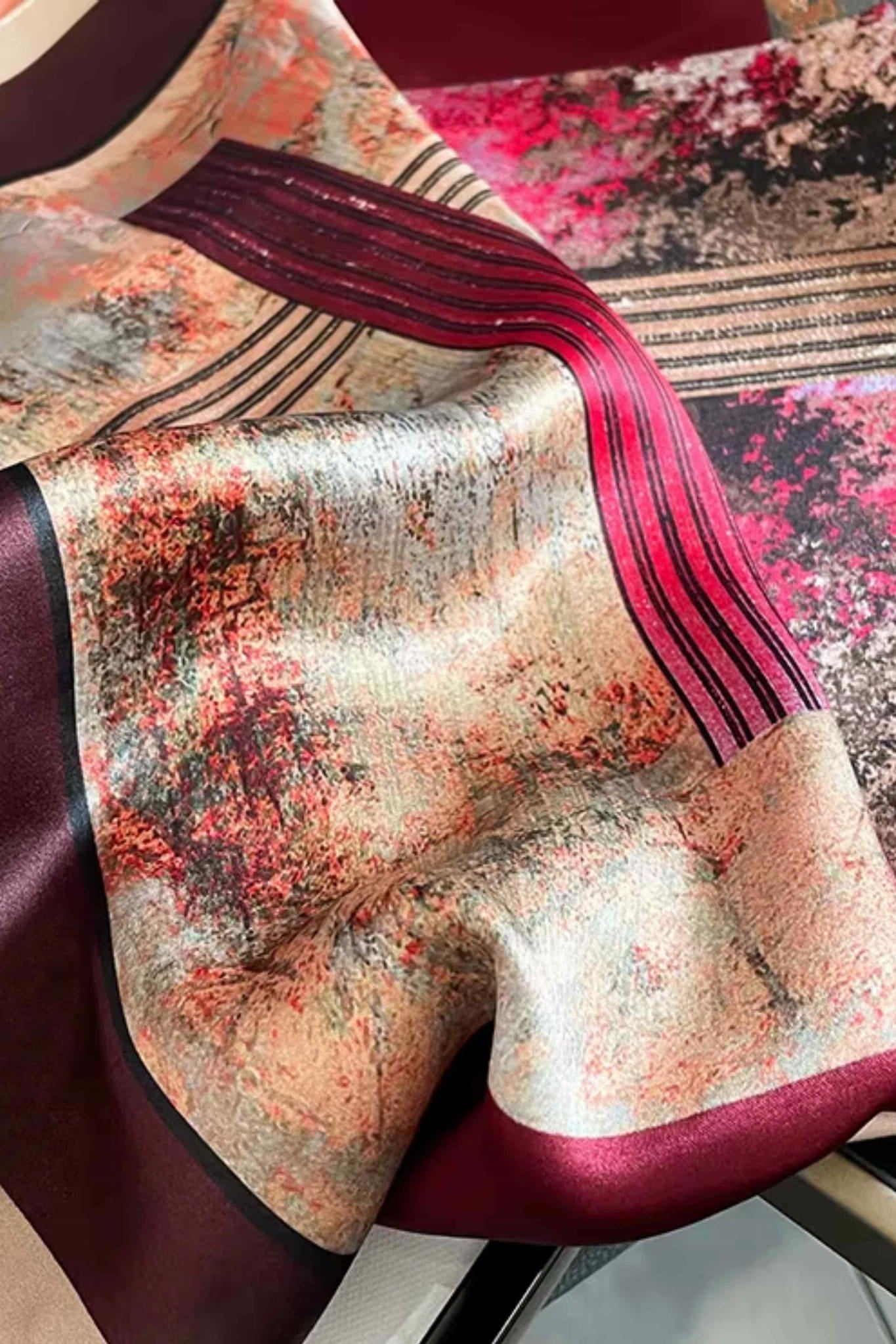 Apaszka, Model: ZS160//T42//21, Kolor: burgundowy, Skład materiału: 100% Jedwab, Przeznaczenie: Wielosezonowe, Wymiary(długość/szerokość): 70cm/70cm (Apaszka, zdjęcie 3)