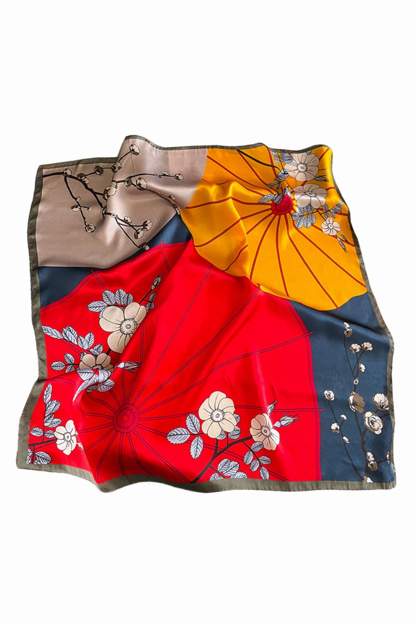 Apaszka w użyciu, stylowo noszona na szyi, podkreślająca elegancki wygląd | KAMEA | Spironik.pl