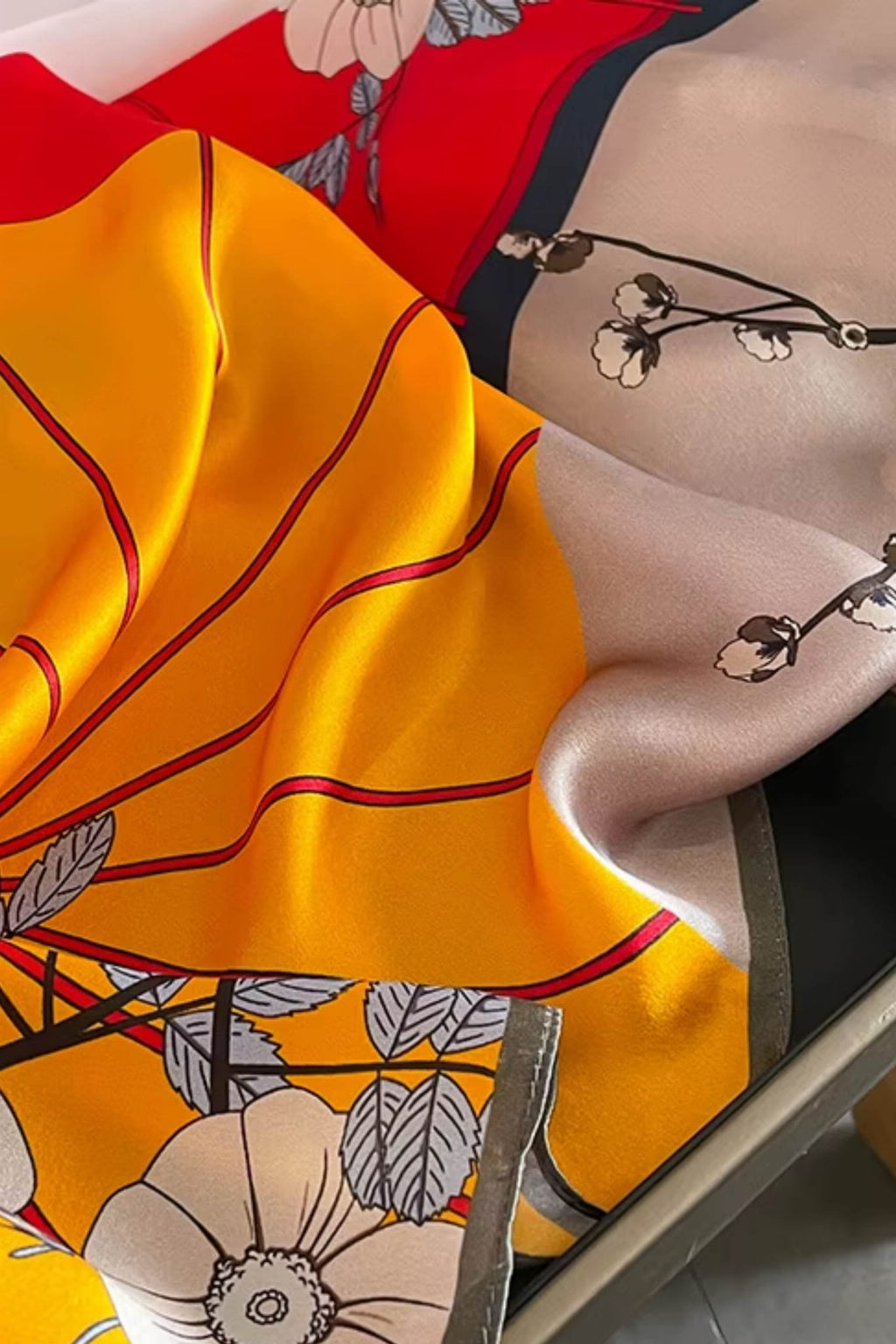 Widok z boku apaszki, prezentujący jej delikatną fakturę i intensywne barwy | KAMEA | Spironik.pl