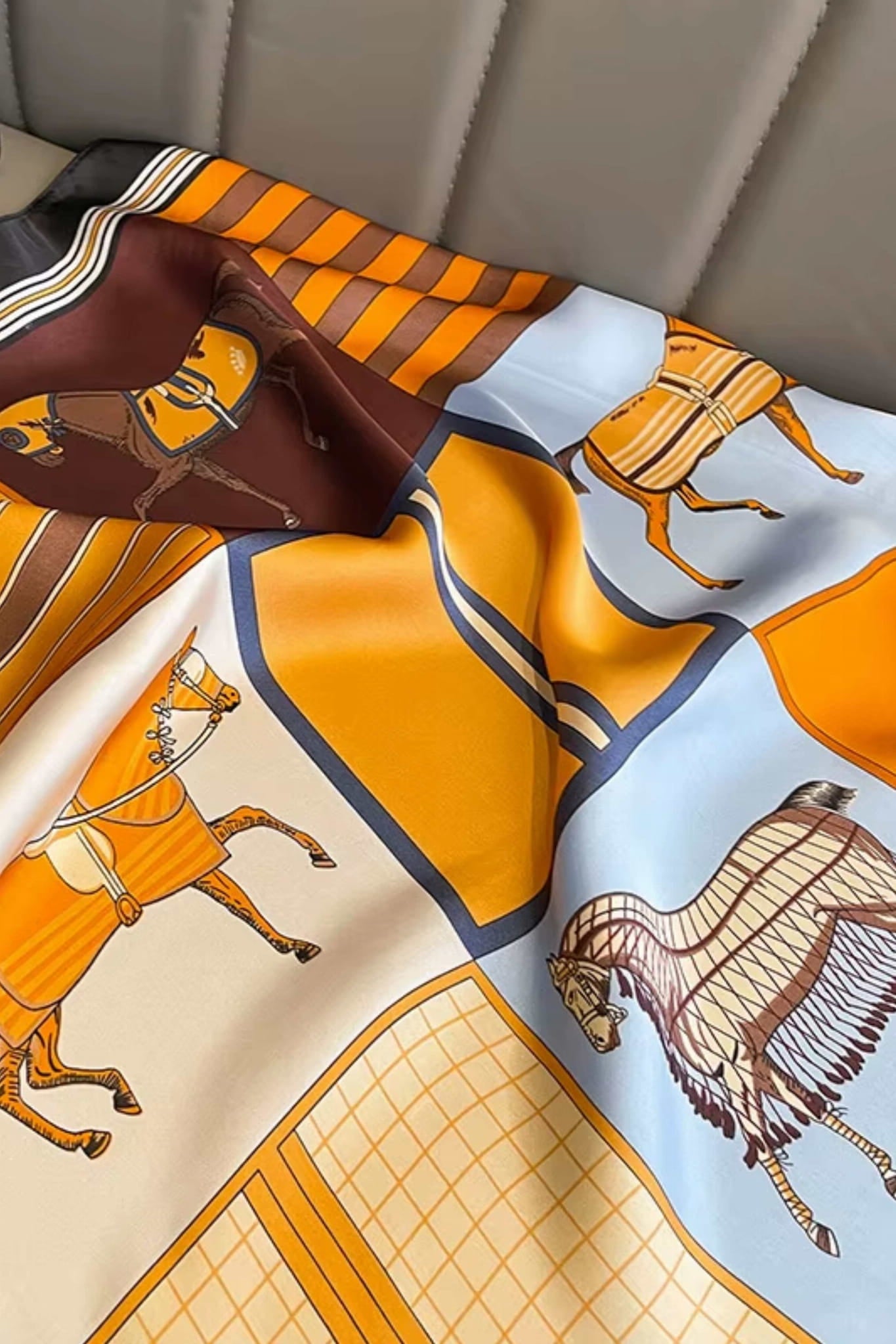 Apaszka w użyciu, stylowo związana na szyi, dodająca elegancji codziennej stylizacji | KAMEA | Spironik.pl