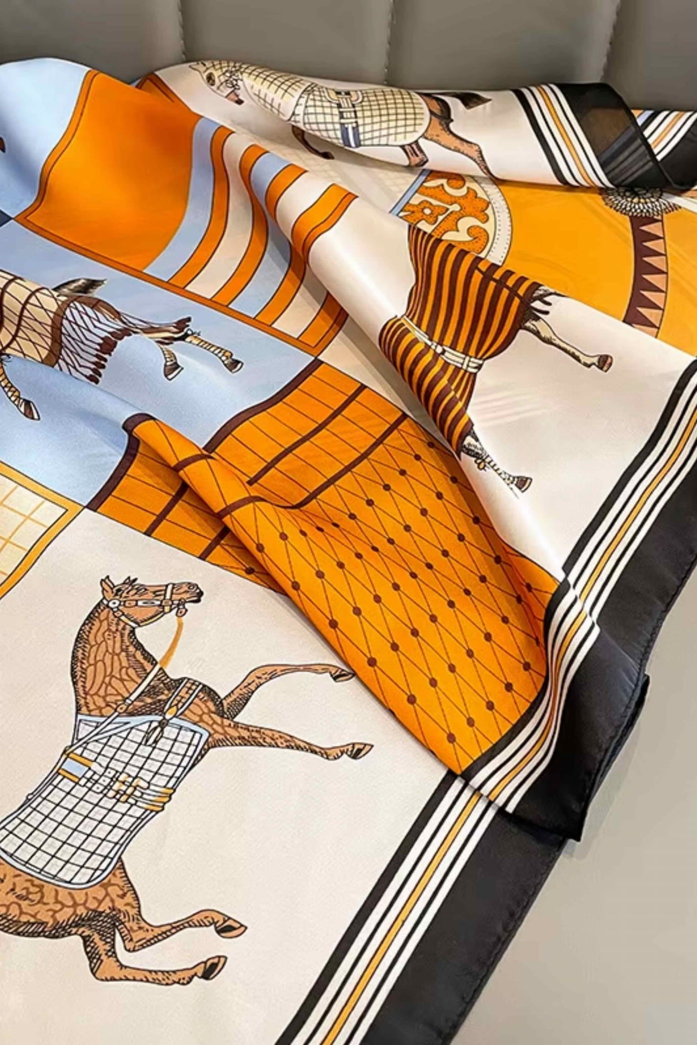 Bok jedwabnej apaszki z geometrycznymi wzorami, podkreślający artystyczny charakter dodatku | KAMEA | Spironik.pl