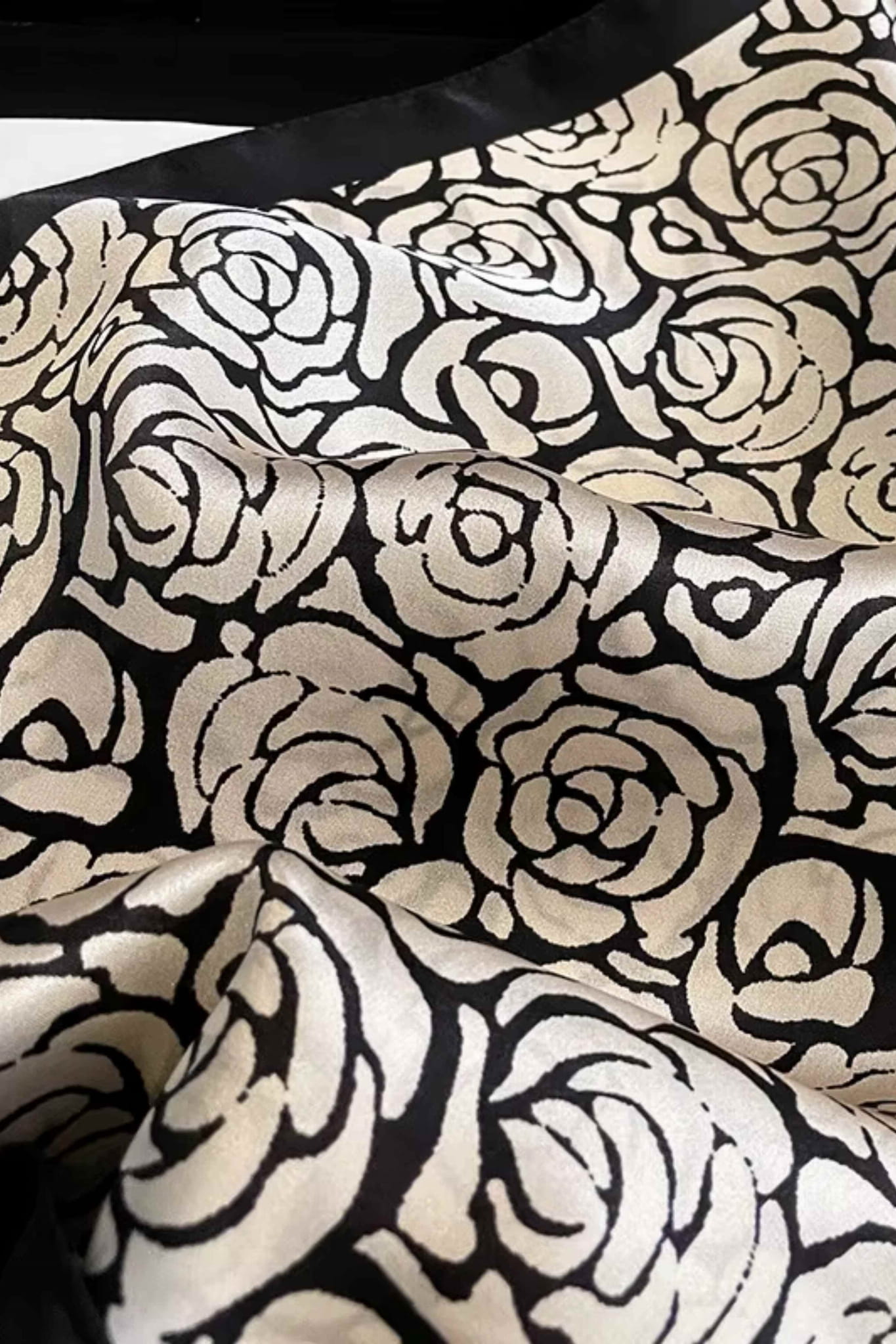 Widok z boku jedwabnej apaszki, ukazujący jej luksusowy połysk i miękkość | KAMEA | Spironik.pl