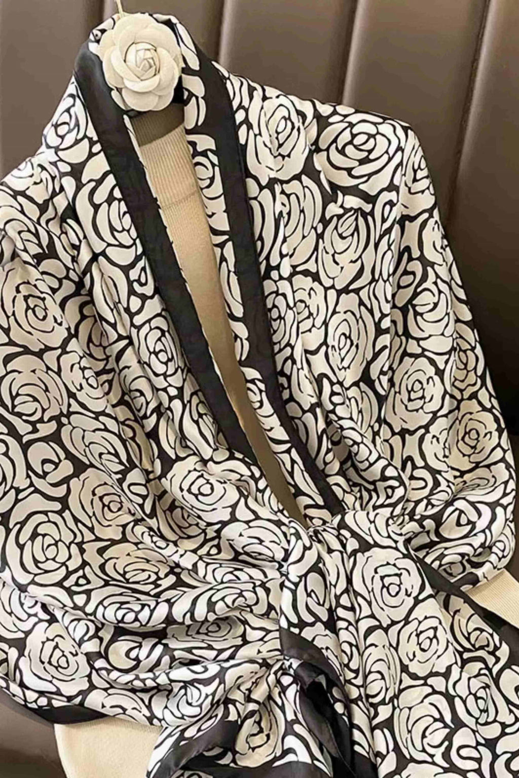 Apaszka w użyciu, stylowo związana na szyi, podkreślająca elegancję stylizacji | KAMEA | Spironik.pl