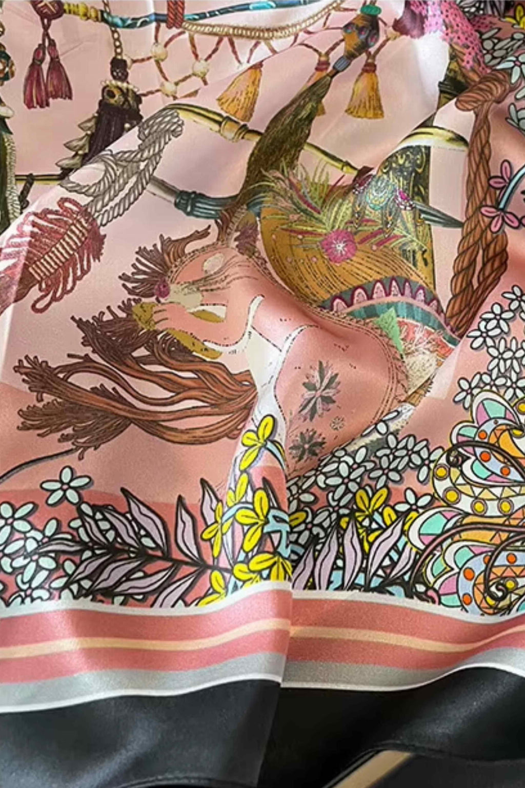 Wzór apaszki z bliska, ukazujący bogactwo kolorów: róż, czerń, żółcie, zielenie i fiolety | KAMEA | Spironik.pl