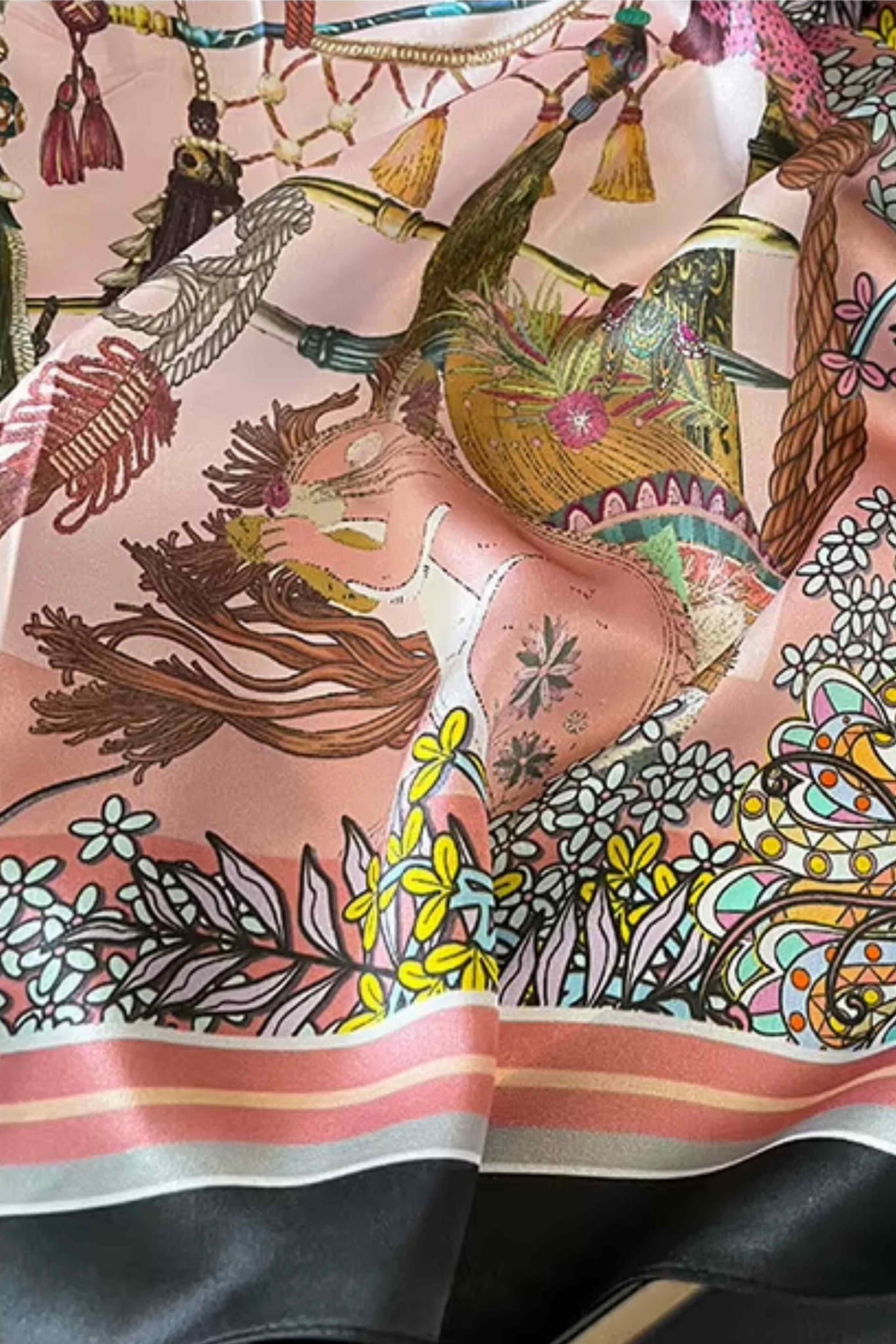 Wzór apaszki z bliska, ukazujący bogactwo kolorów: róż, czerń, żółcie, zielenie i fiolety | KAMEA | Spironik.pl