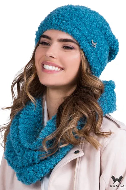 Komplet (Czapka + Komin), Model: Nimfa-Komplet, Kolor: turkusowy, Skład materiału: 38% Akryl; 25% Moher; 20% Wełna; 17% Poliamid, Przeznaczenie: Jesień/Zima, Wymiary(długość/szerokość): 33cm/44cm
