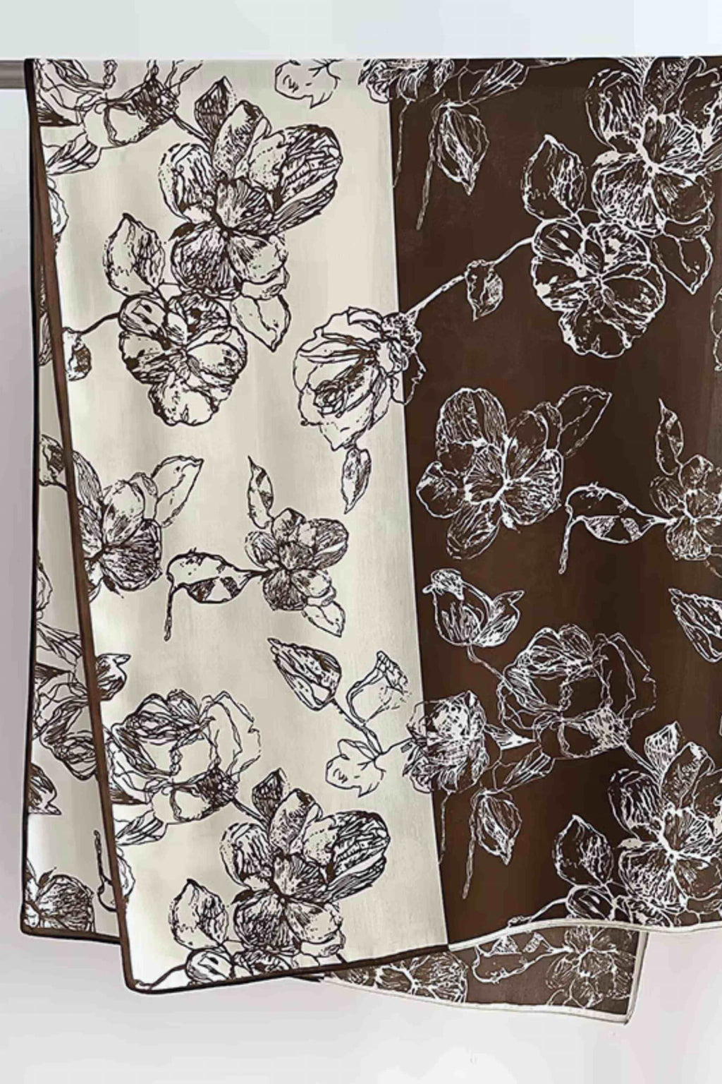 Szal damski w kolorze brązowym i ecru, prezentujący subtelną fakturę wiskozy | KAMEA | Spironik.pl