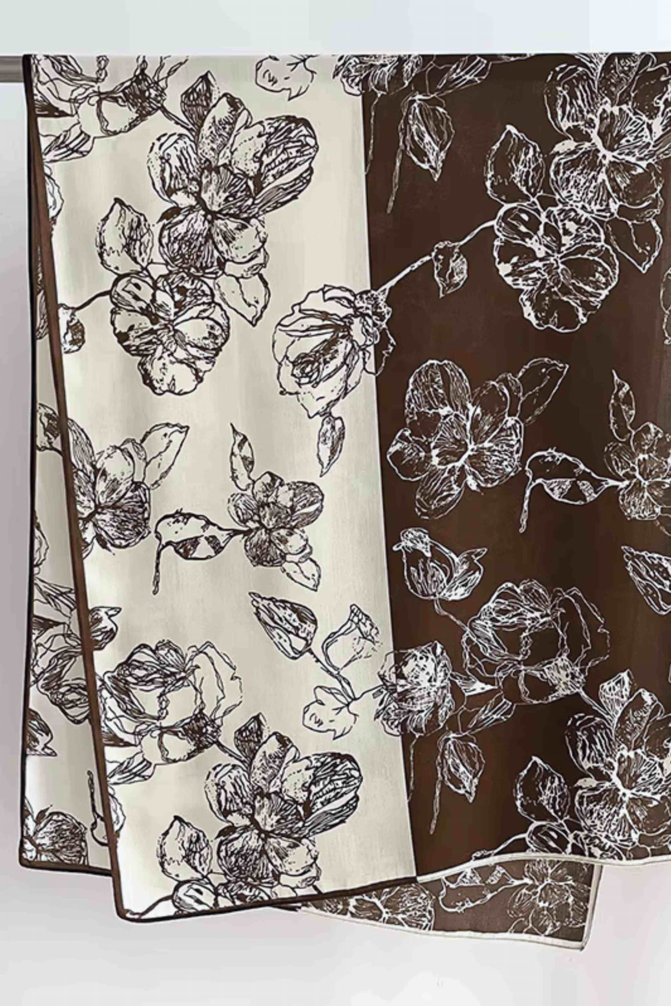 Szal damski w kolorze brązowym i ecru, prezentujący subtelną klasykę i nowoczesny design | KAMEA | Spironik.pl