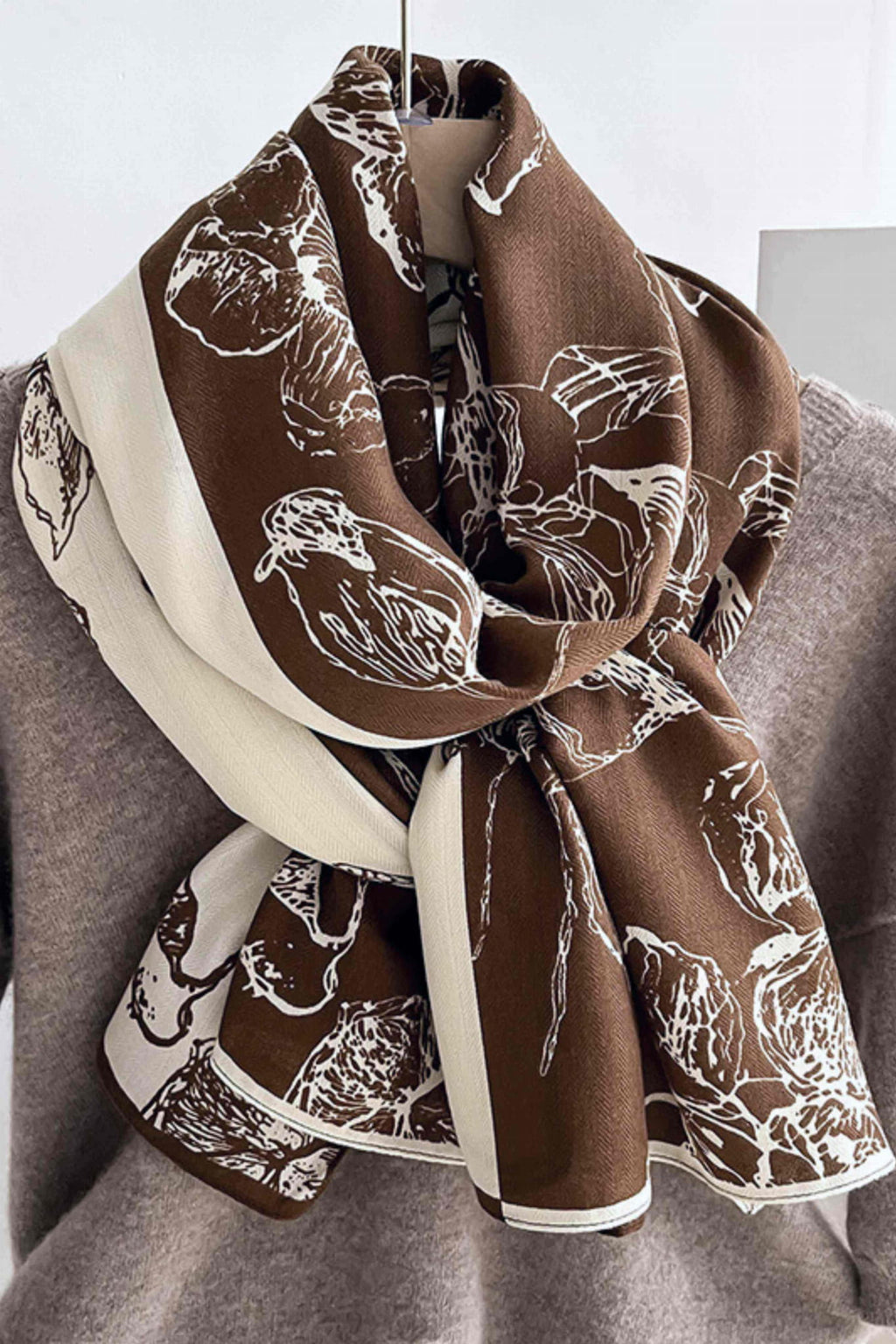 Detal wzoru kwiatowego na brązowo-ecru szalu, idealnego na różne okazje | KAMEA | Spironik.pl