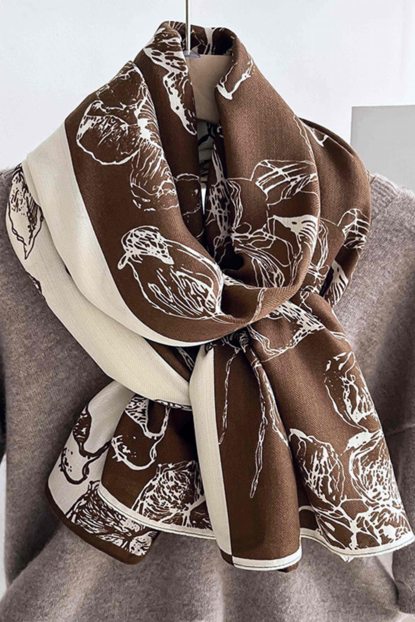 Detal wzoru kwiatowego na szalu brązowo-ecru, idealny do codziennych i wieczorowych stylizacji | KAMEA | Spironik.pl