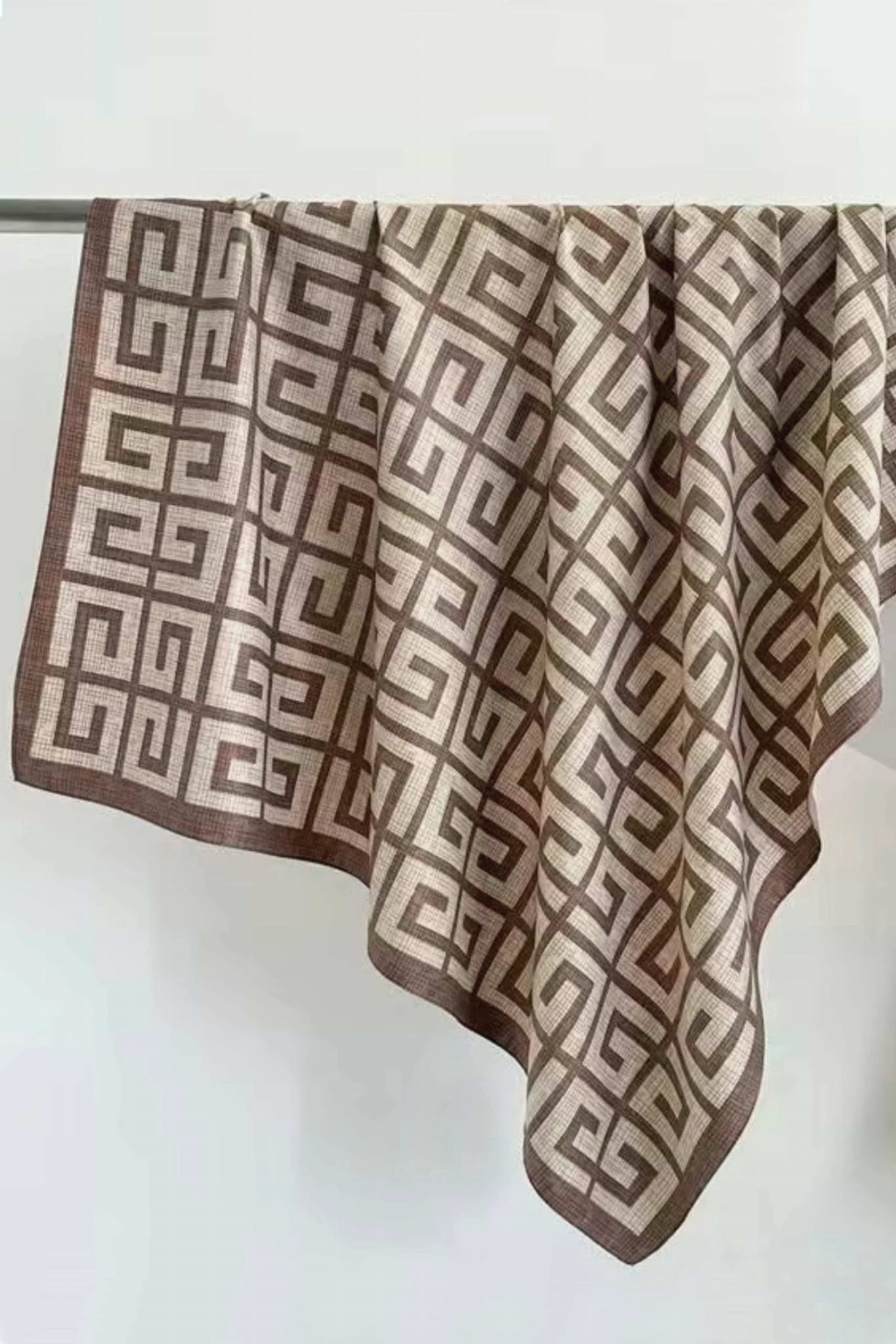 Apaszka, Model: F216-2//T35//14, Kolor: jasny brązowy, Skład materiału: 100% Poliester, Przeznaczenie: Wielosezonowe, Wymiary(długość/szerokość): 90cm/90cm (Apaszka, zdjęcie 4)