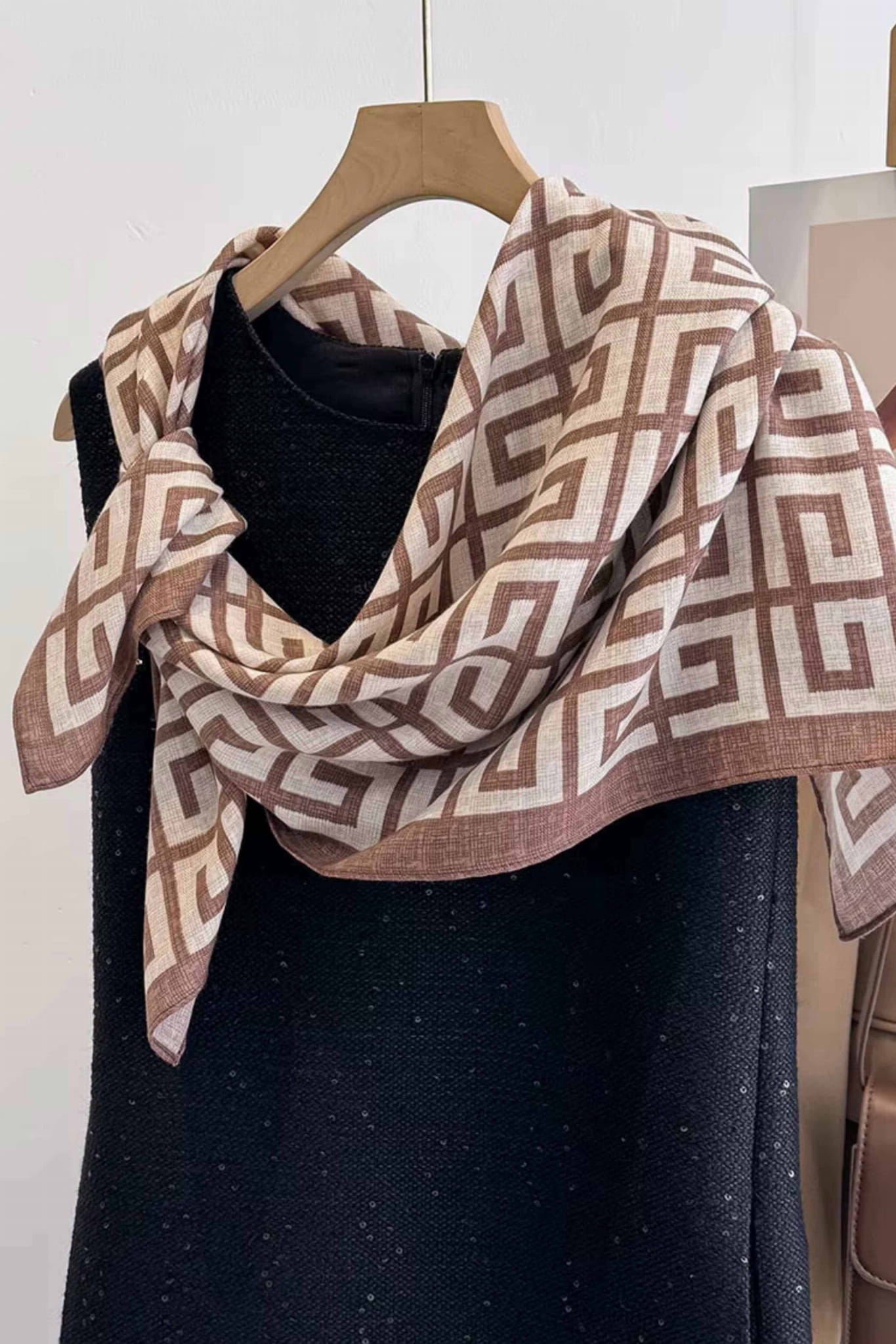 Apaszka, Model: F216-2//T35//14, Kolor: jasny brązowy, Skład materiału: 100% Poliester, Przeznaczenie: Wielosezonowe, Wymiary(długość/szerokość): 90cm/90cm (Apaszka, zdjęcie 8)