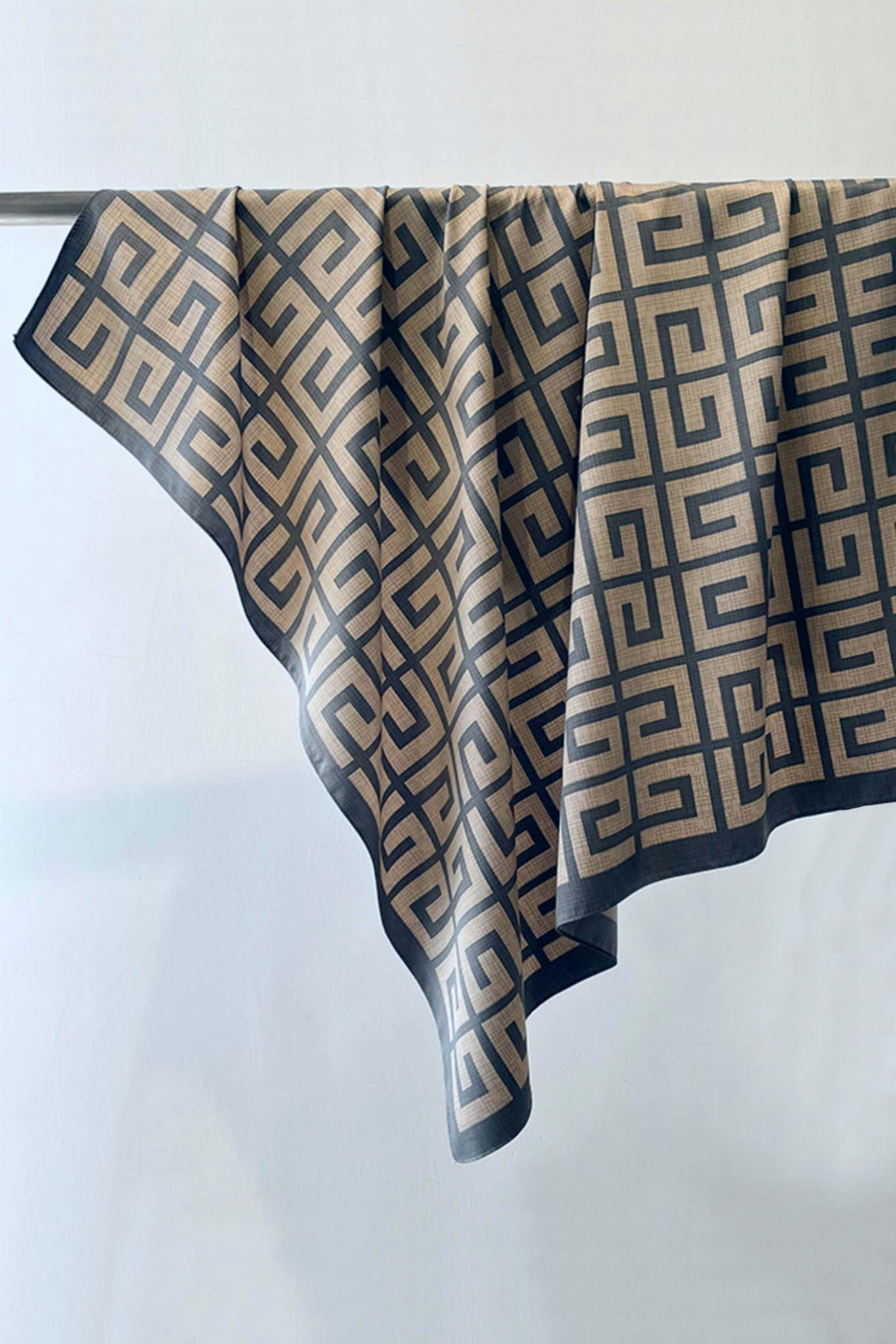 Apaszka, Model: F216-4//T35//14, Kolor: grafitowy, Skład materiału: 100% Poliester, Przeznaczenie: Wielosezonowe, Wymiary(długość/szerokość): 90cm/90cm (Apaszka, zdjęcie 3)