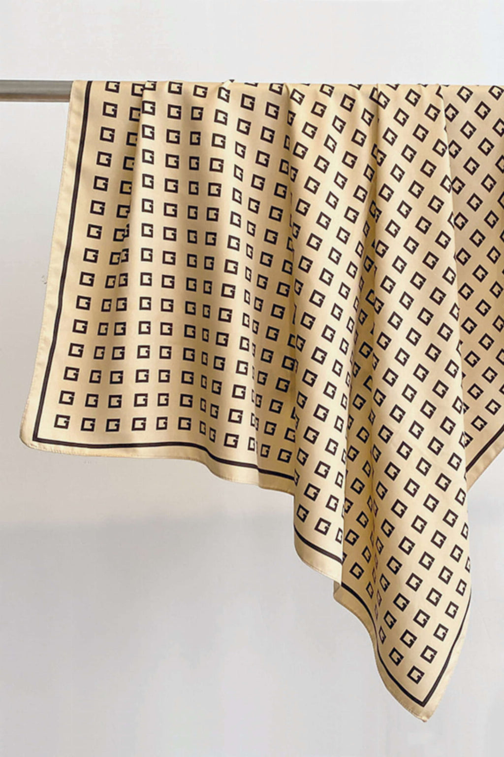 Apaszka, Model: F193-1//T36//15, Kolor: beżowy, Skład materiału: 100% Poliester, Przeznaczenie: Wielosezonowe, Wymiary(długość/szerokość): 90cm/90cm