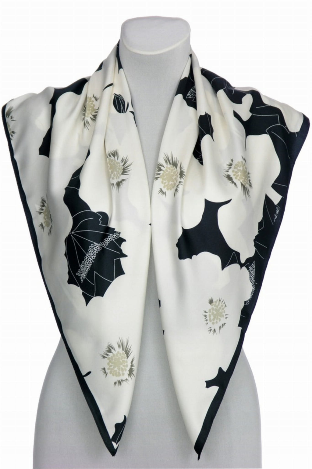 Detal apaszki z beżowym akcentem w środku kwiatów, ukazujący elegancki motyw | KAMEA | Spironik.pl