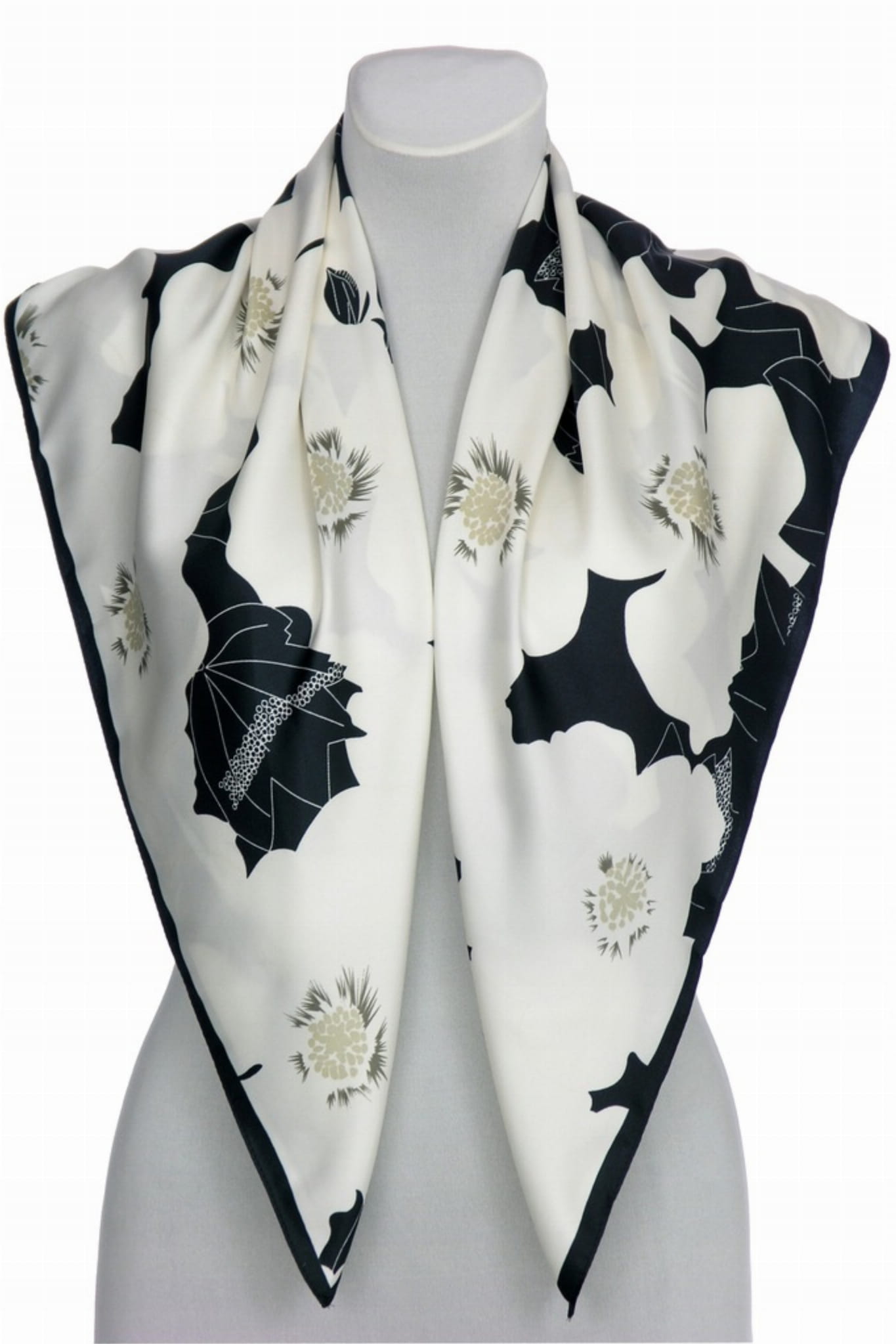 Detal apaszki z beżowym akcentem w środku kwiatów, ukazujący elegancki motyw | KAMEA | Spironik.pl