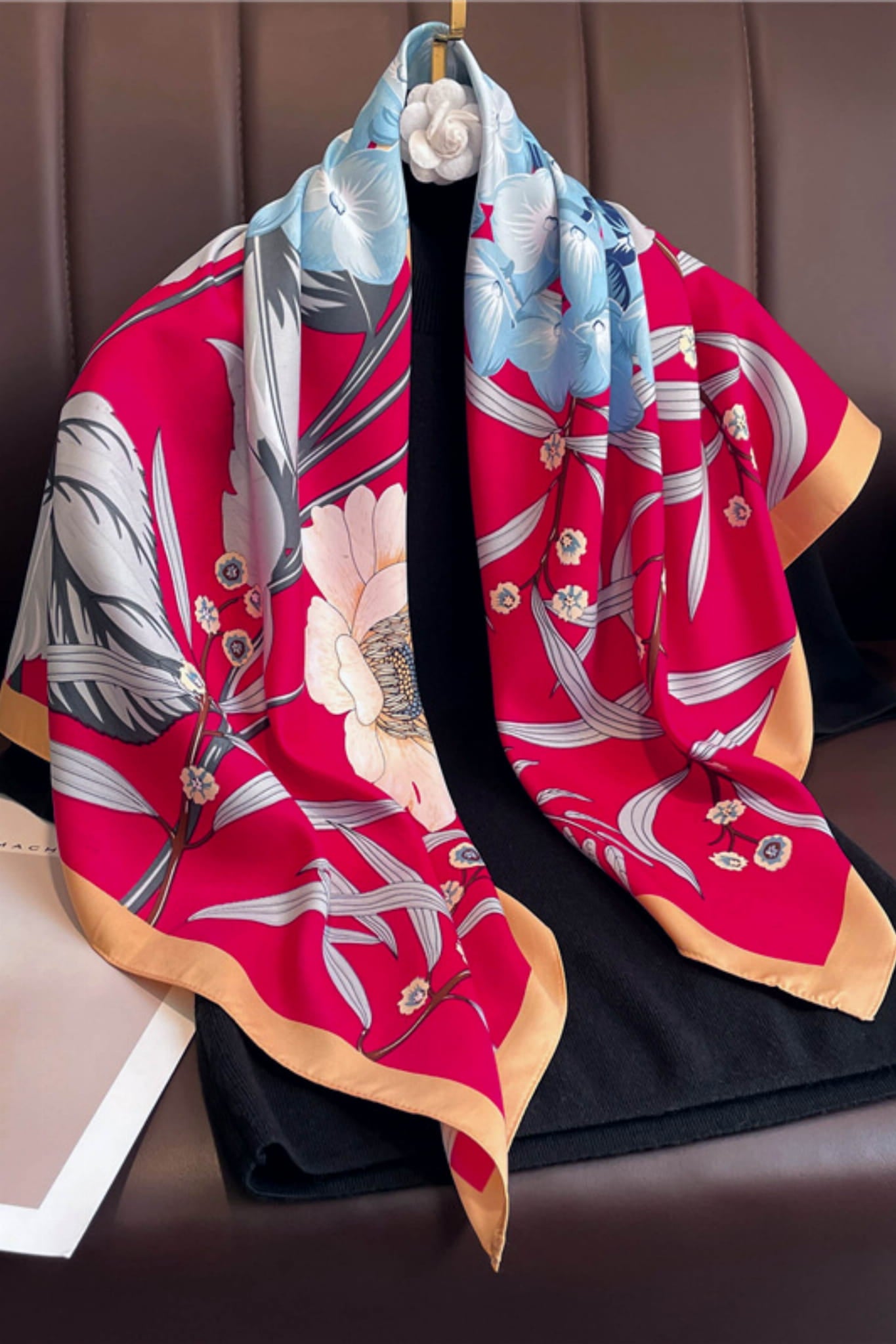 Apaszka, Model: F259-1//T36//15, Kolor: czerwony, Skład materiału: 100% Poliester, Przeznaczenie: Wielosezonowe, Wymiary(długość/szerokość): 90cm/90cm