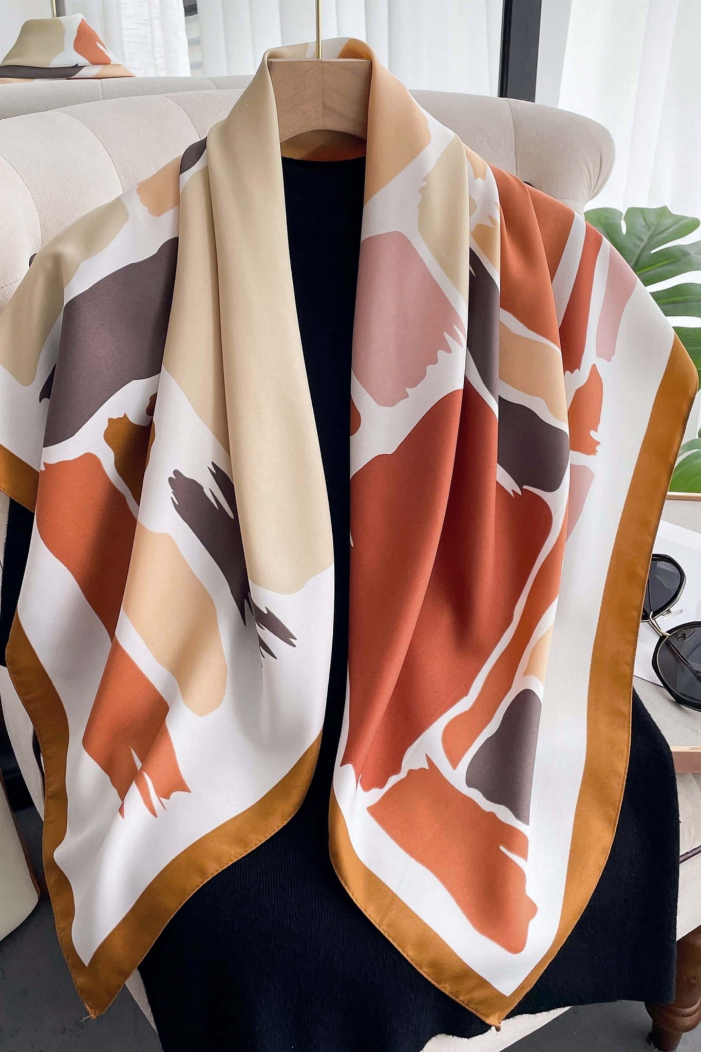 Apaszka, Model: F256-1//T37//16, Kolor: rudy, Skład materiału: 100% Poliester, Przeznaczenie: Wielosezonowe, Wymiary(długość/szerokość): 90cm/90cm