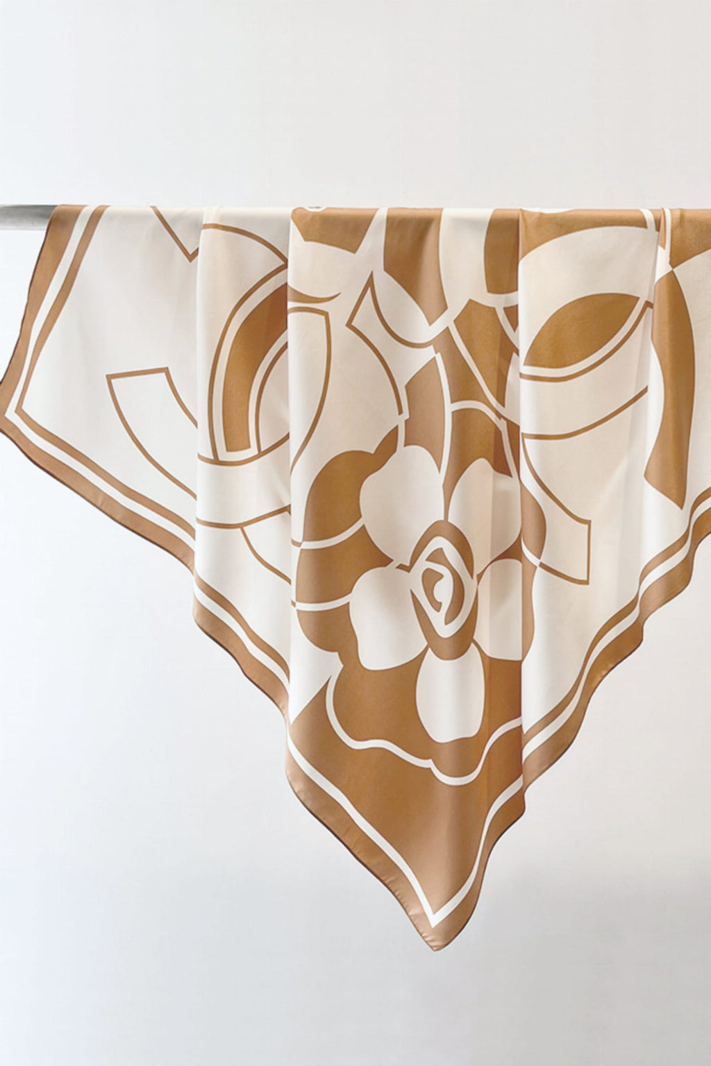 Detal apaszki z wysokiej jakości poliestru, ukazujący jedwabisty efekt materiału | KAMEA | Spironik.pl