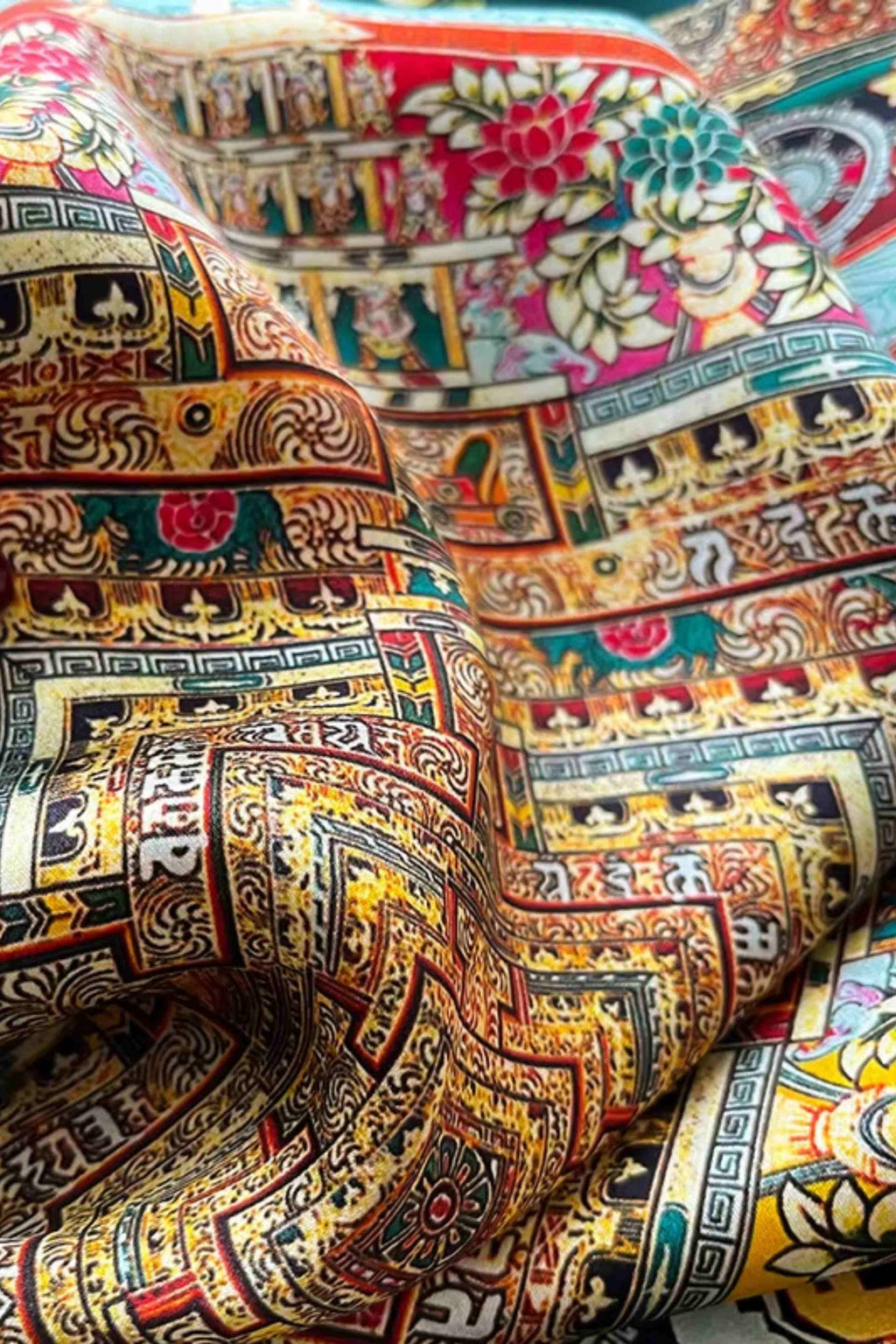 Detal apaszki Oriental Majesty ukazujący bogactwo kolorów: czerwień, złoto i błękit | KAMEA | Spironik.pl