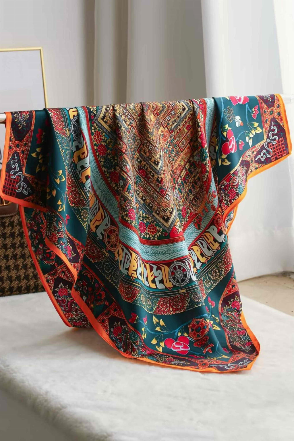 Apaszka, Model: ZS405//T42//21, Kolor: ciemny zielony, Skład materiału: 100% Jedwab, Przeznaczenie: Wielosezonowe, Wymiary(długość/szerokość): 70cm/70cm