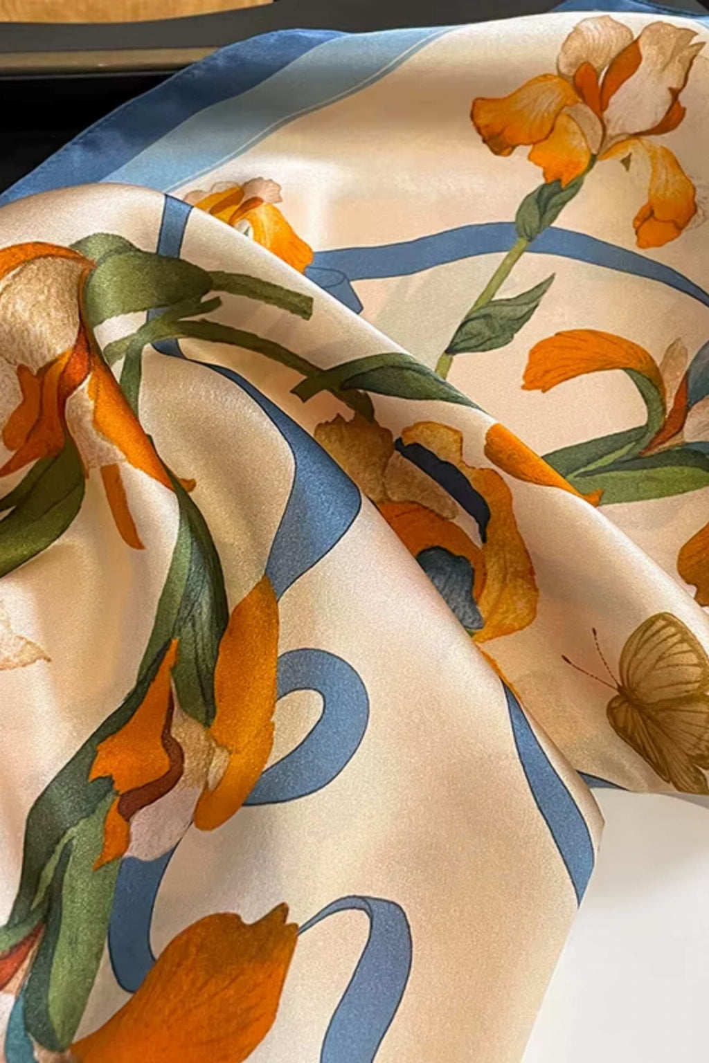 Apaszka Blue Blossom w użyciu, stylowo zawiązana na szyi, podkreślająca elegancki wygląd | KAMEA | Spironik.pl