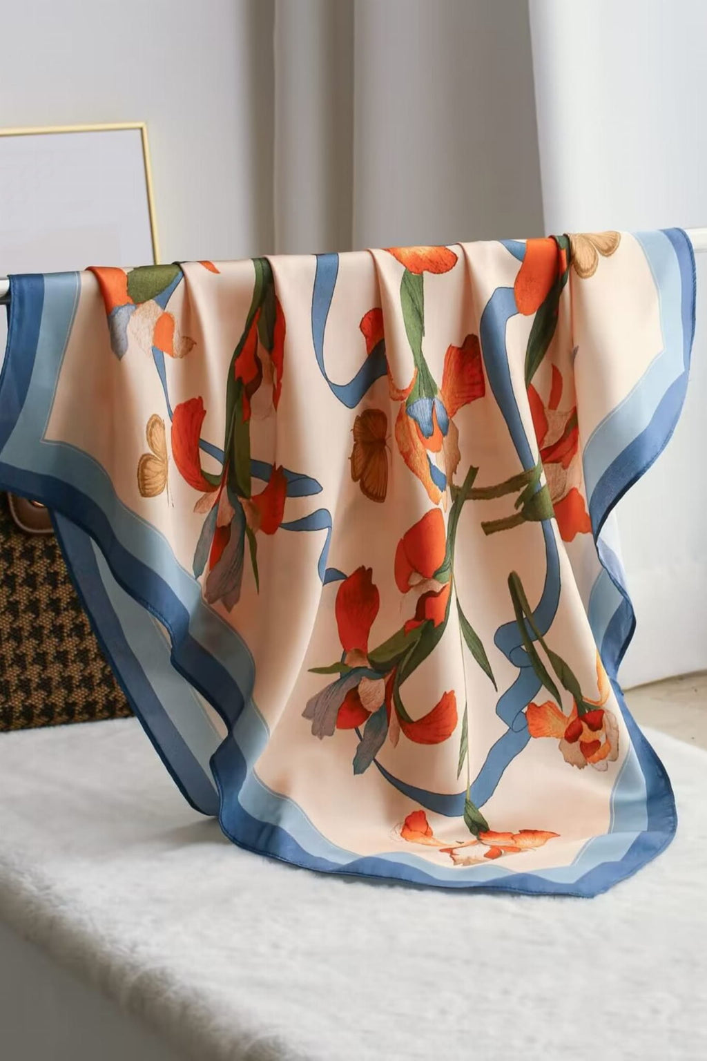 Detal jedwabnej apaszki Blue Blossom, ukazujący wyraziste kwiaty na beżowym tle | KAMEA | Spironik.pl