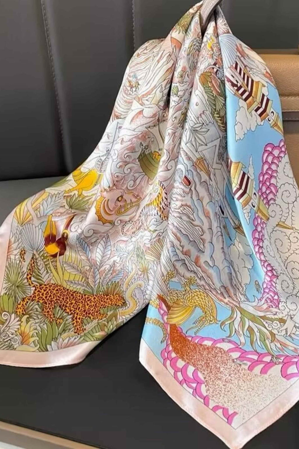 Detal apaszki Magic Journey ukazujący egzotyczne zwierzęta i bajkowy krajobraz | KAMEA | Spironik.pl