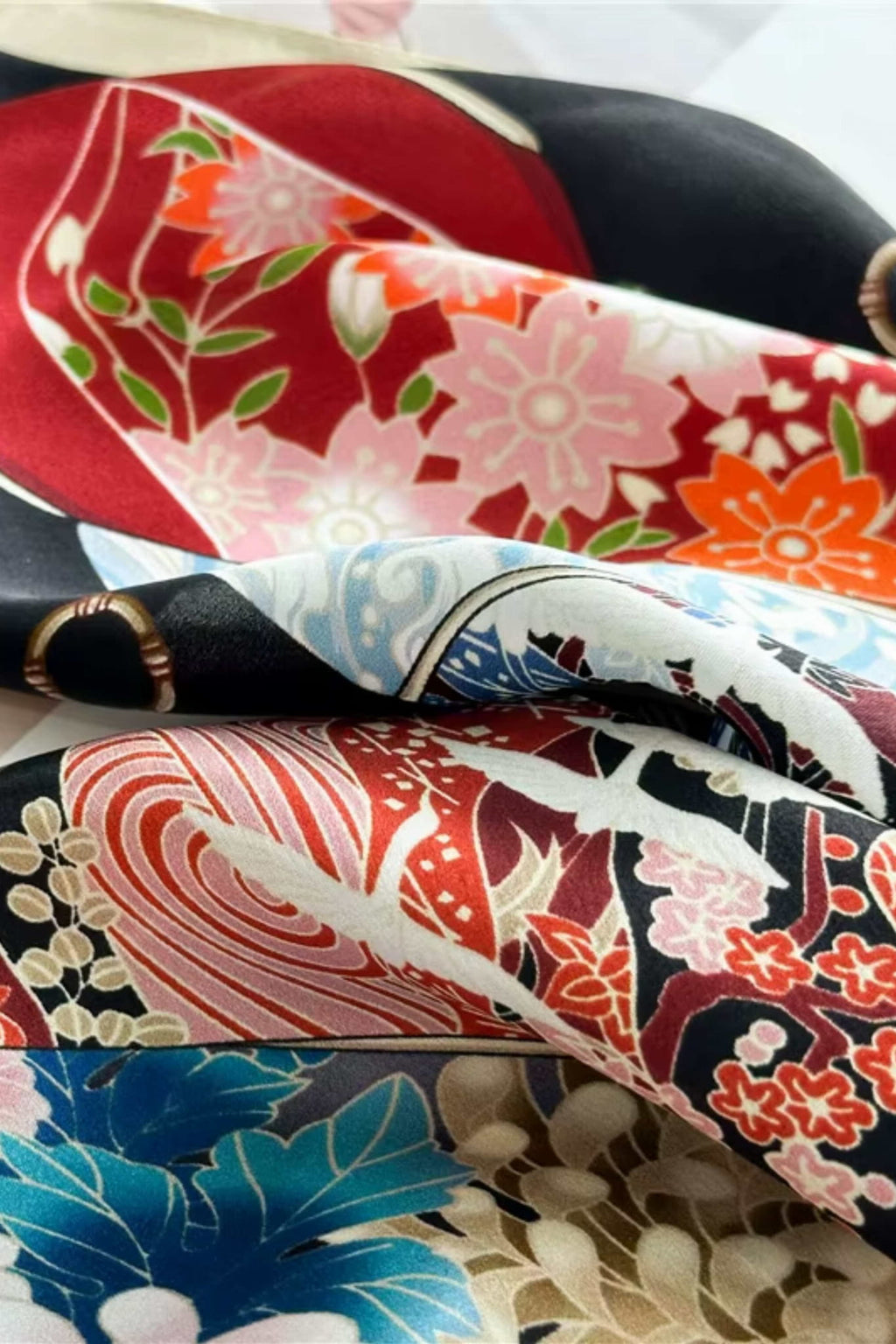 Przód jedwabnej apaszki "Wachlarz Orientu" z harmonijną kompozycją kwiatów i wachlarzy w orientalnym stylu | KAMEA | Spironik.pl