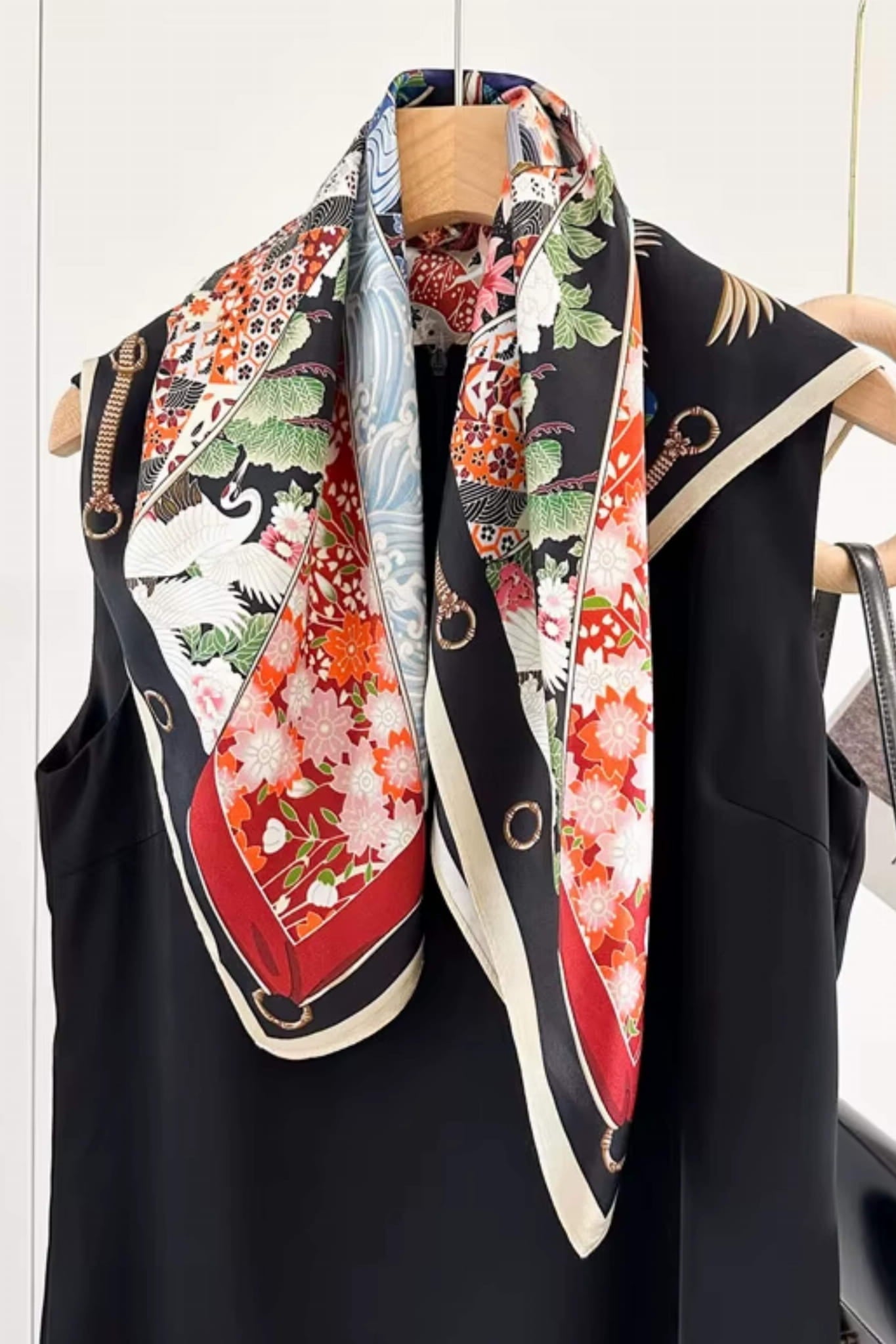 Detal wzoru apaszki "Wachlarz Orientu" z orientalnymi kwiatami i wachlarzami na jedwabnej tkaninie | KAMEA | Spironik.pl