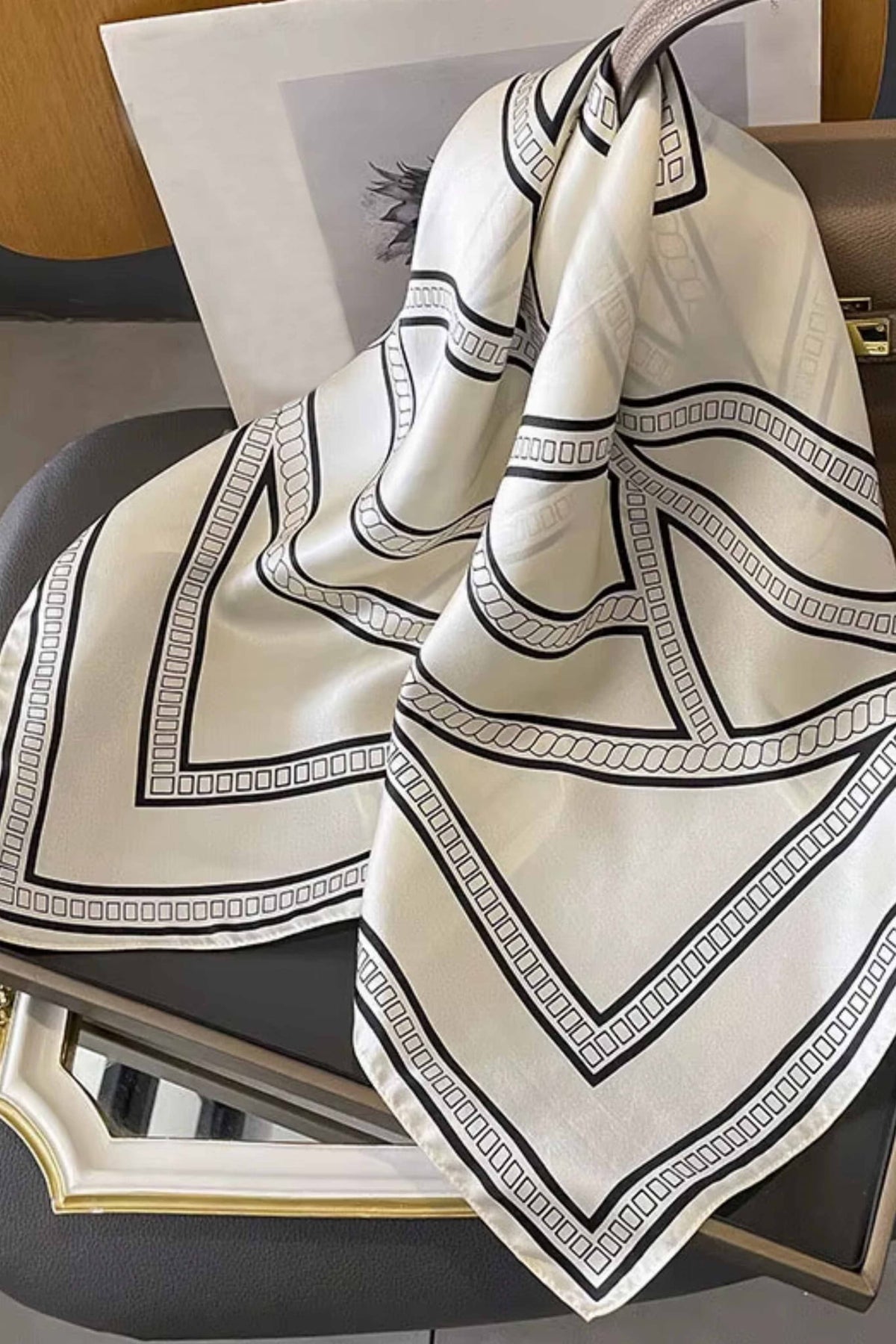 Apaszka damska geometryczny wzór, 100% jedwabiu, 70 × 70 cm, kolor ekru