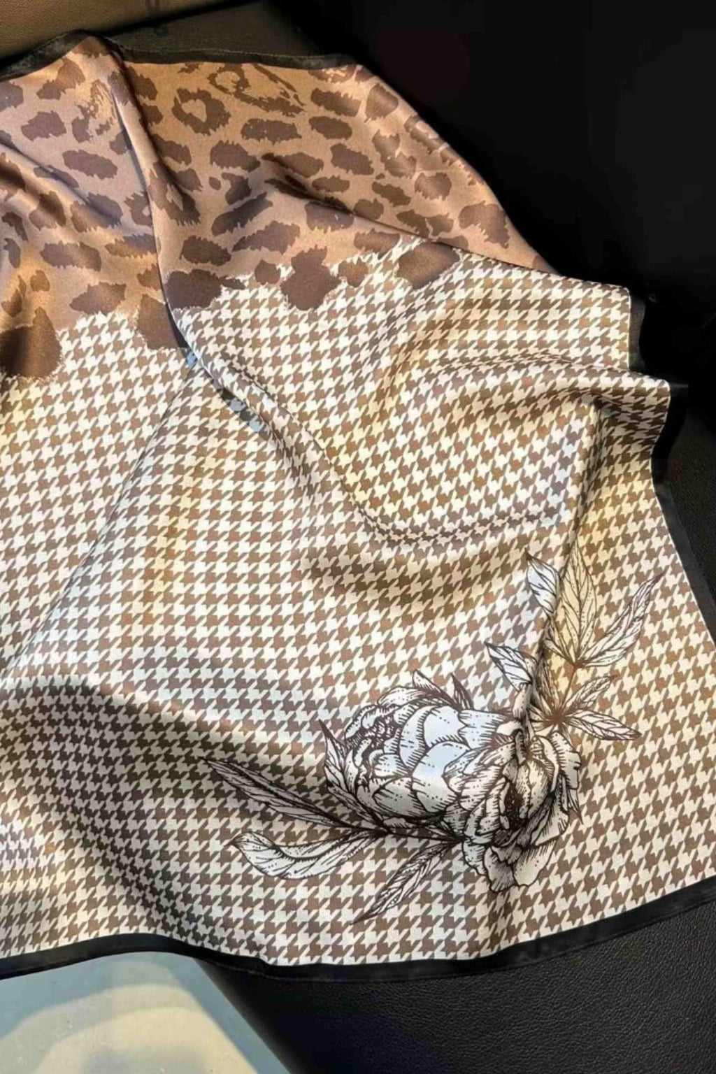 Detal jedwabnej apaszki "Savannah Chic" ukazujący szkicowany motyw kwiatowy na tle pepitki | KAMEA | Spironik.pl