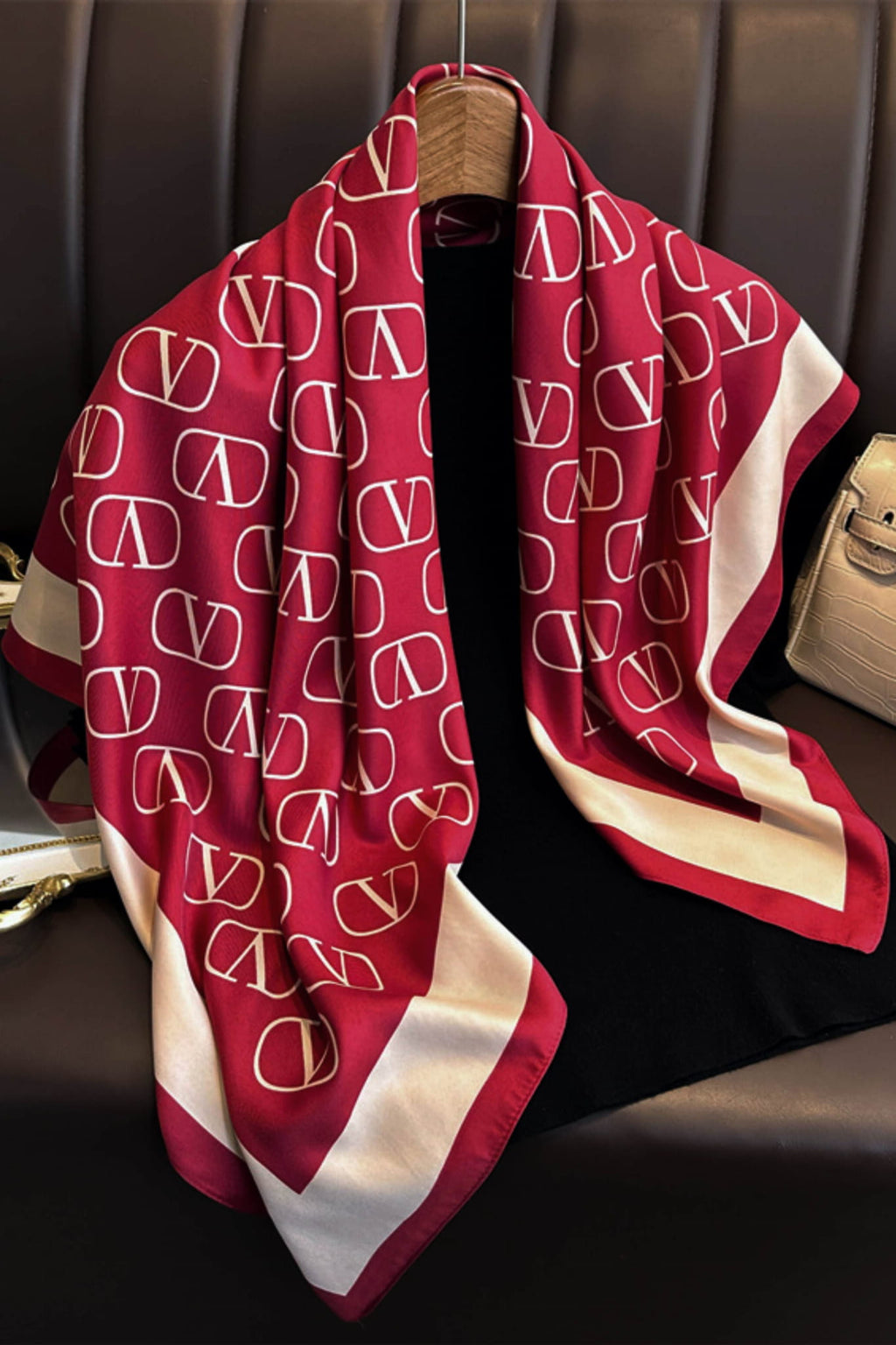 Apaszka, Model: F313-4//T38//17, Kolor: czerwony, Skład materiału: 100% Poliester, Przeznaczenie: Wielosezonowe, Wymiary(długość/szerokość): 90cm/90cm