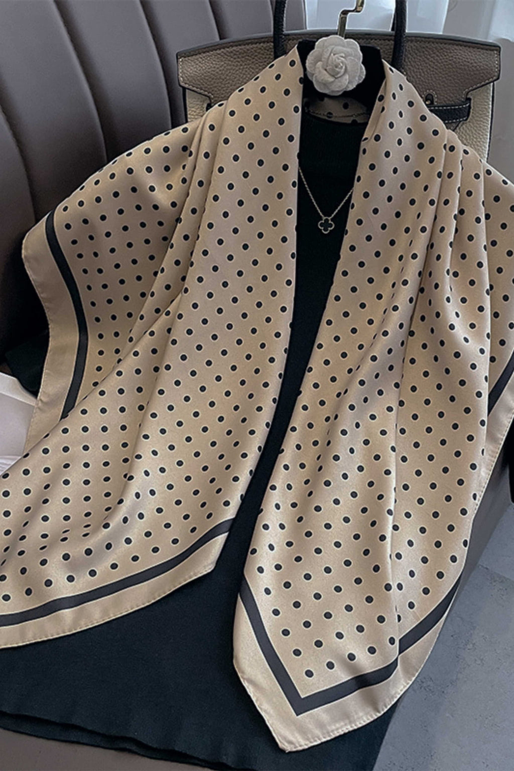 Apaszka, Model: F359-3//T39//18, Kolor: beżowy, Skład materiału: 100% Poliester, Przeznaczenie: Wielosezonowe, Wymiary(długość/szerokość): 90cm/90cm