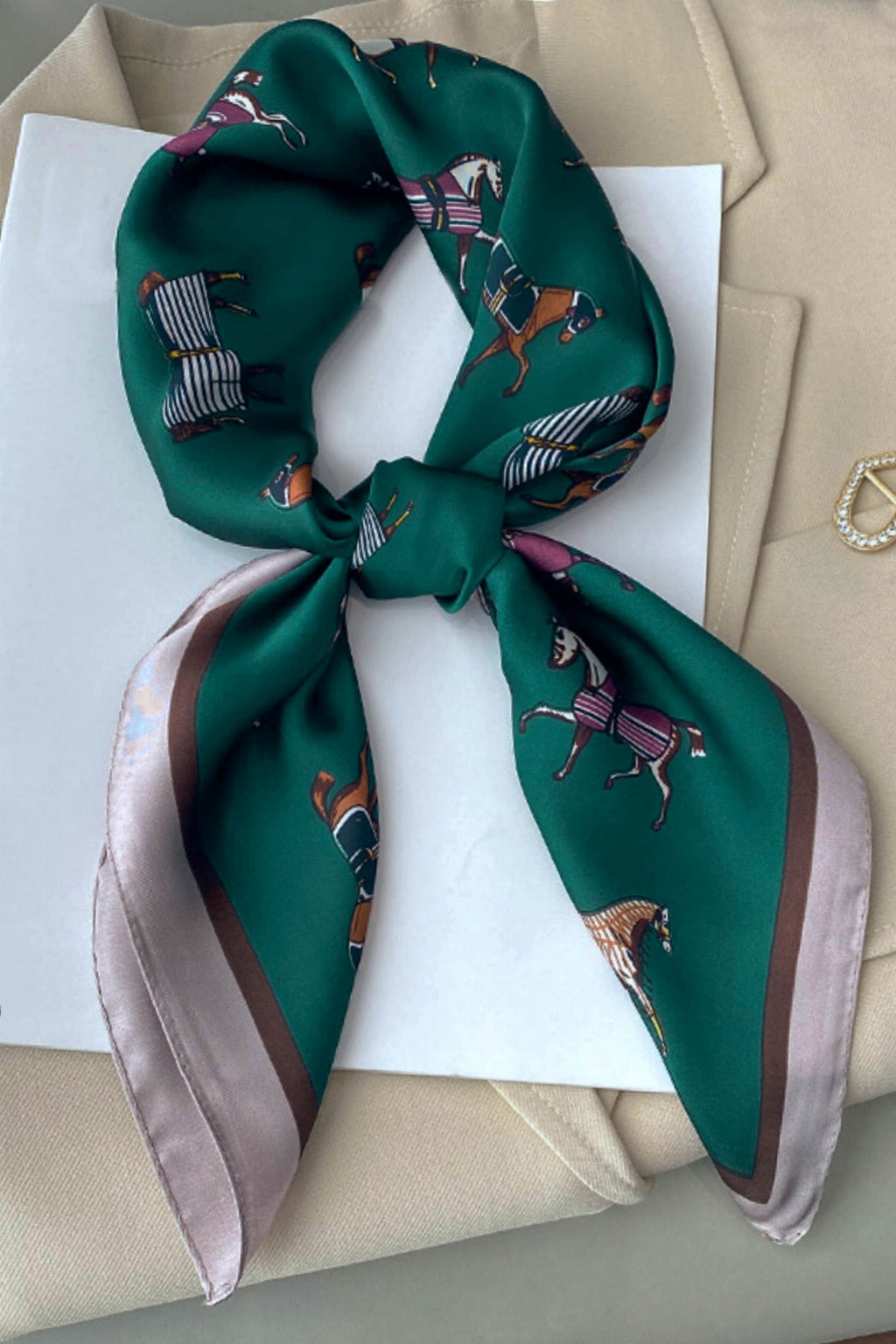 Apaszka, Model: FJ099-1//T40//19, Kolor: ciemny zielony, Skład materiału: 100% Poliester, Przeznaczenie: Wielosezonowe, Wymiary(długość/szerokość): 70cm/70cm