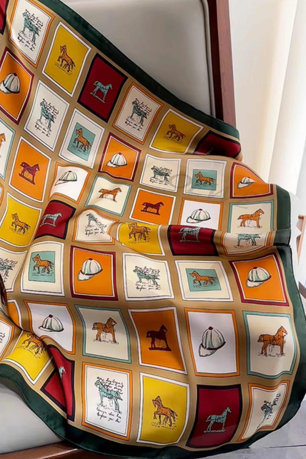 Detal apaszki z ilustracjami koni i akcesoriów jeździeckich, wykonanej z lekkiego poliestru | KAMEA | Spironik.pl