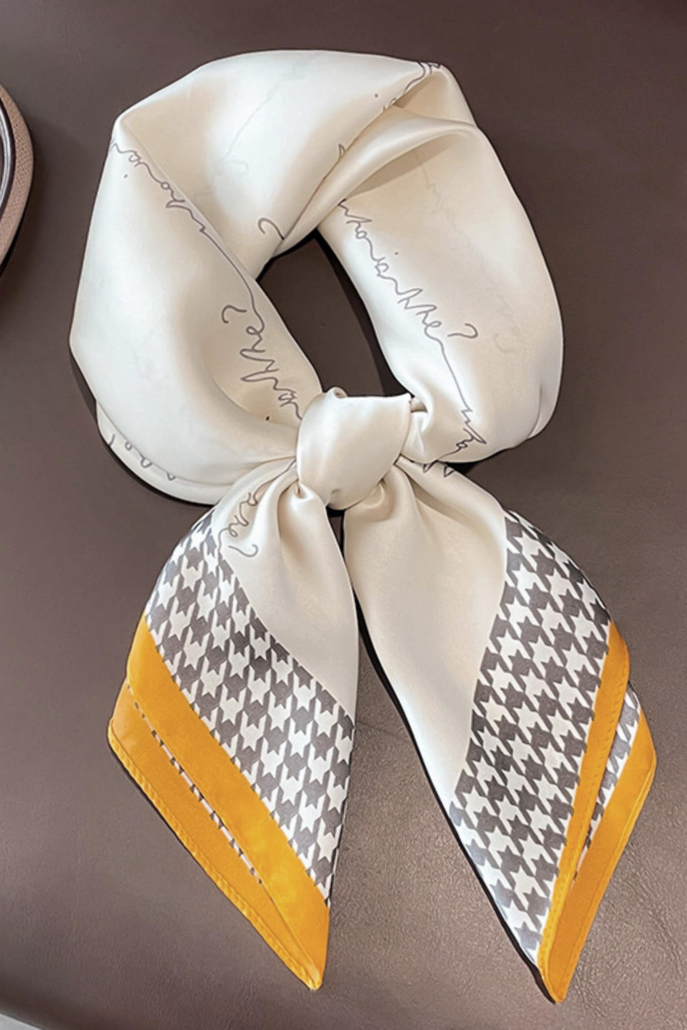 Apaszka, Model: FJ229-2//T40//19, Kolor: ekru, Skład materiału: 100% Poliester, Przeznaczenie: Wielosezonowe, Wymiary(długość/szerokość): 70cm/70cm