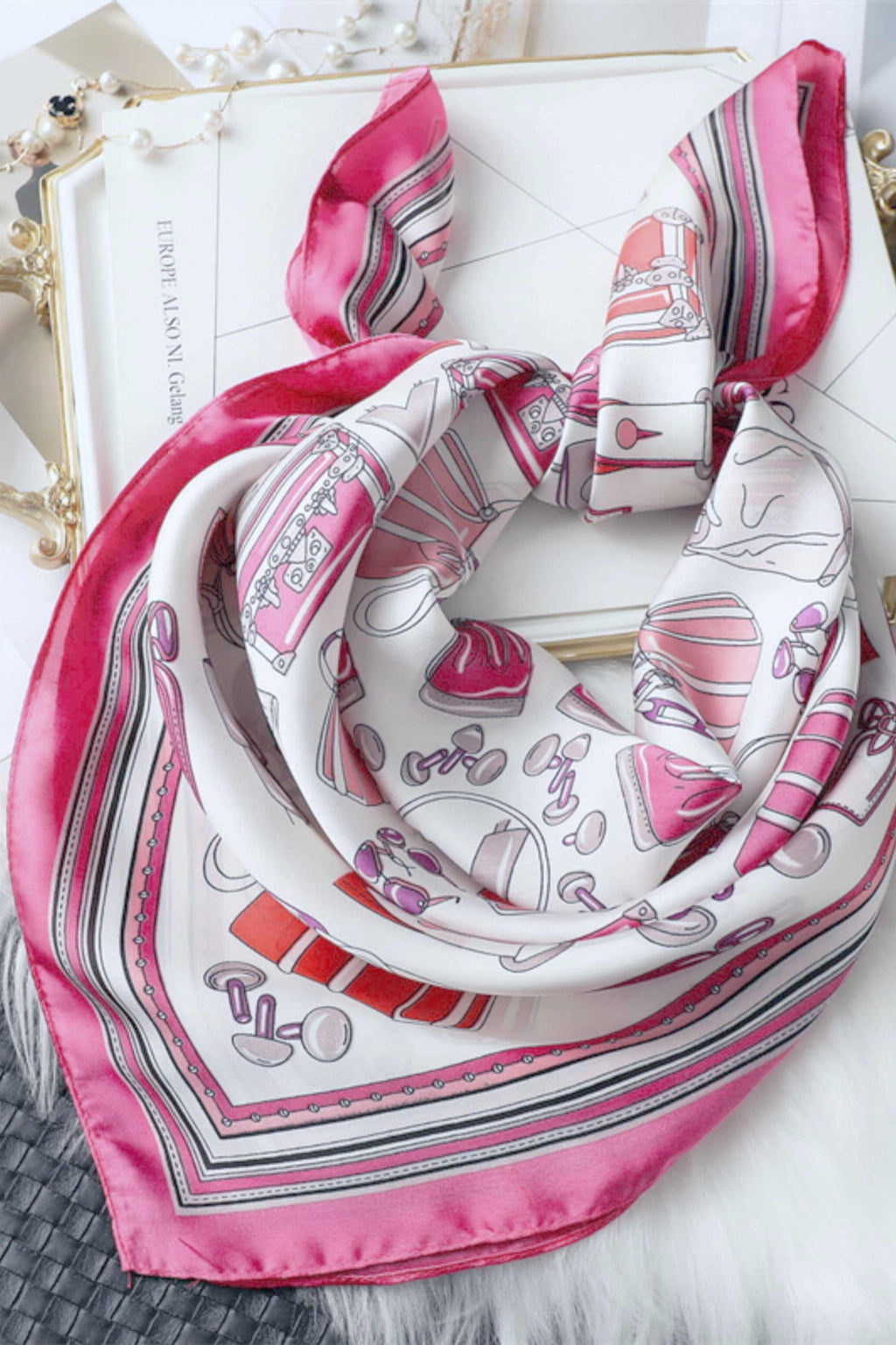 Detal apaszki z modowym nadrukiem, ukazujący różowe i czerwone akcenty | KAMEA | Spironik.pl