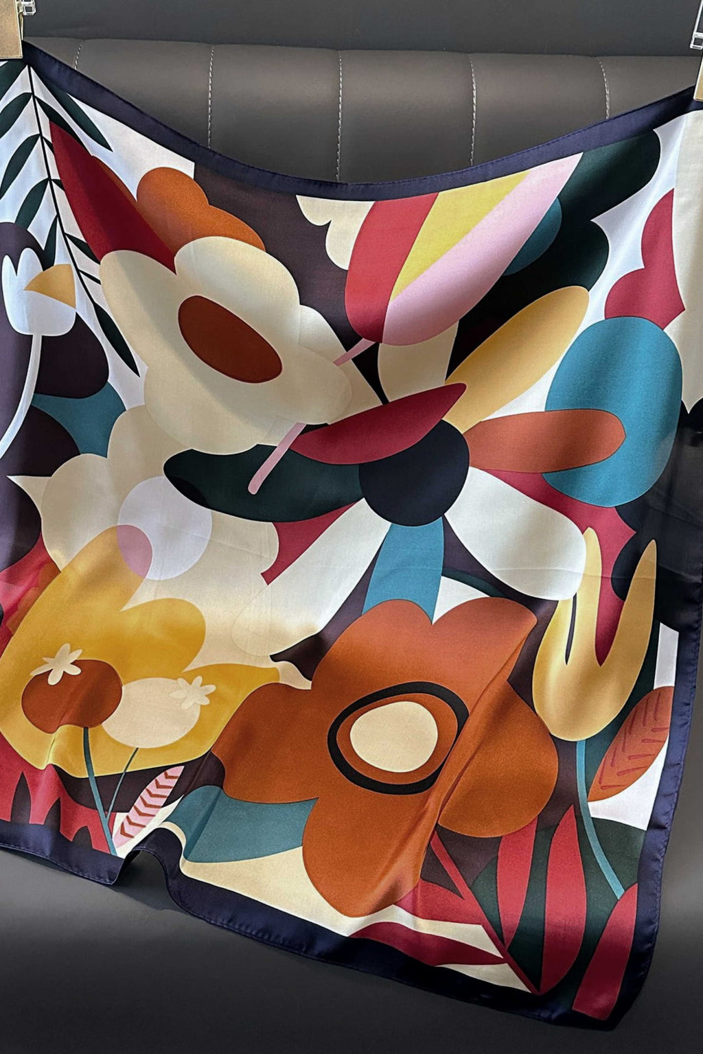 Apaszka, Model: FJ422-1//T41//20, Kolor: granatowy, Skład materiału: 100% Poliester, Przeznaczenie: Wielosezonowe, Wymiary(długość/szerokość): 70cm/70cm