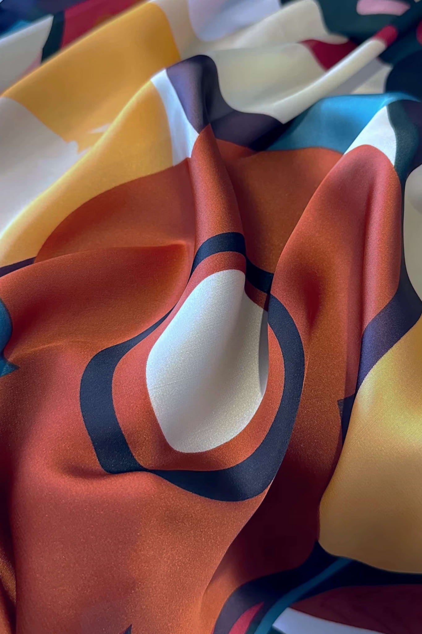 Detal apaszki retro z intensywnym nadrukiem kwiatów na tle granatowym, ukazujący fakturę materiału | KAMEA | Spironik.pl