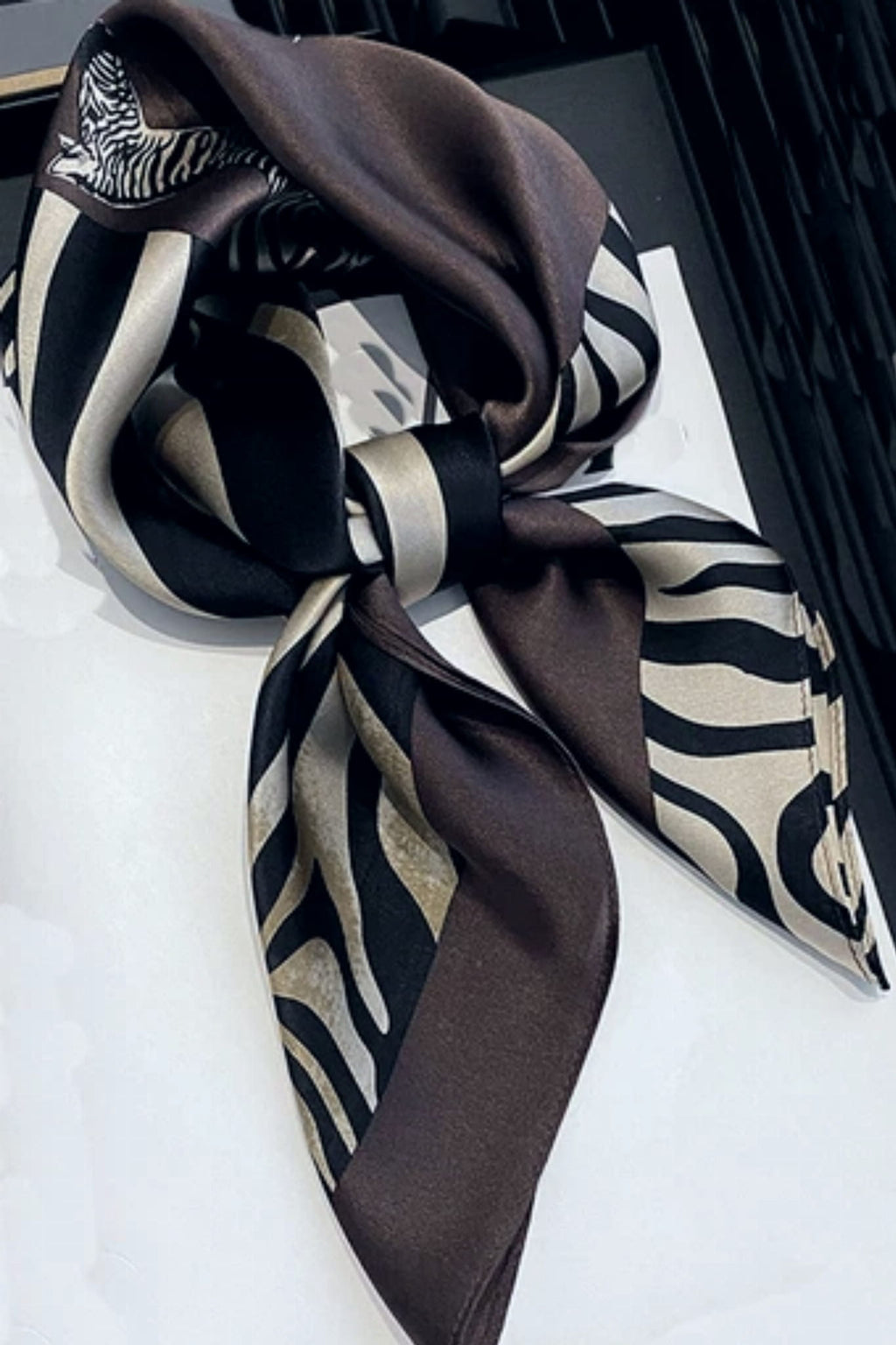 Detal apaszki z naturalnego jedwabiu, ukazujący geometryczną ramkę i złote kropki | KAMEA | Spironik.pl