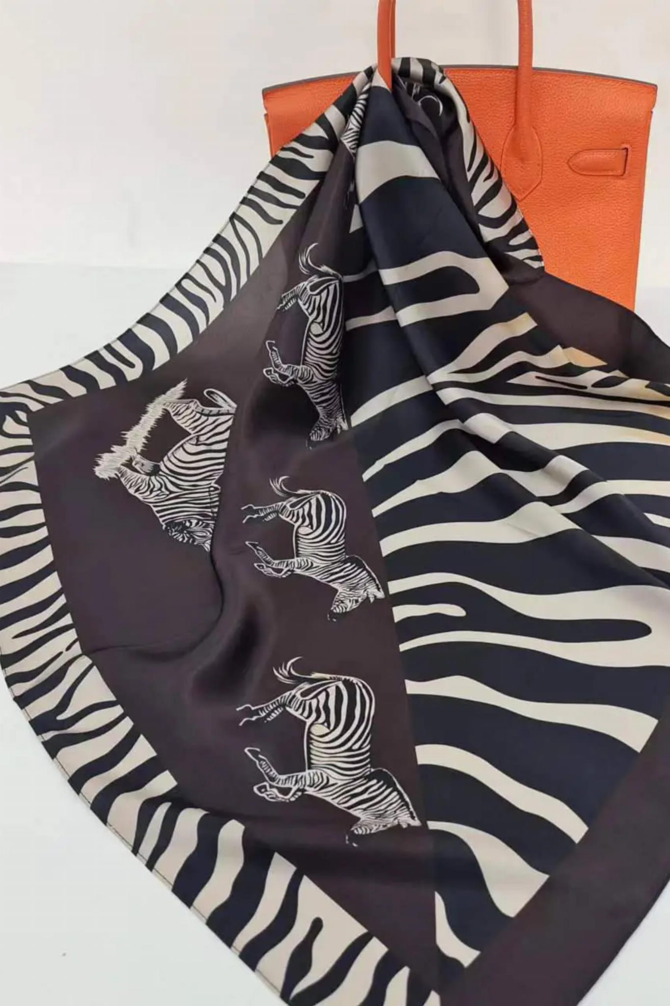 Apaszka, Model: ZS005-2//T42//21, Kolor: ciemny brązowy, Skład materiału: 100% Jedwab, Przeznaczenie: Wielosezonowe, Wymiary(długość/szerokość): 70cm/70cm