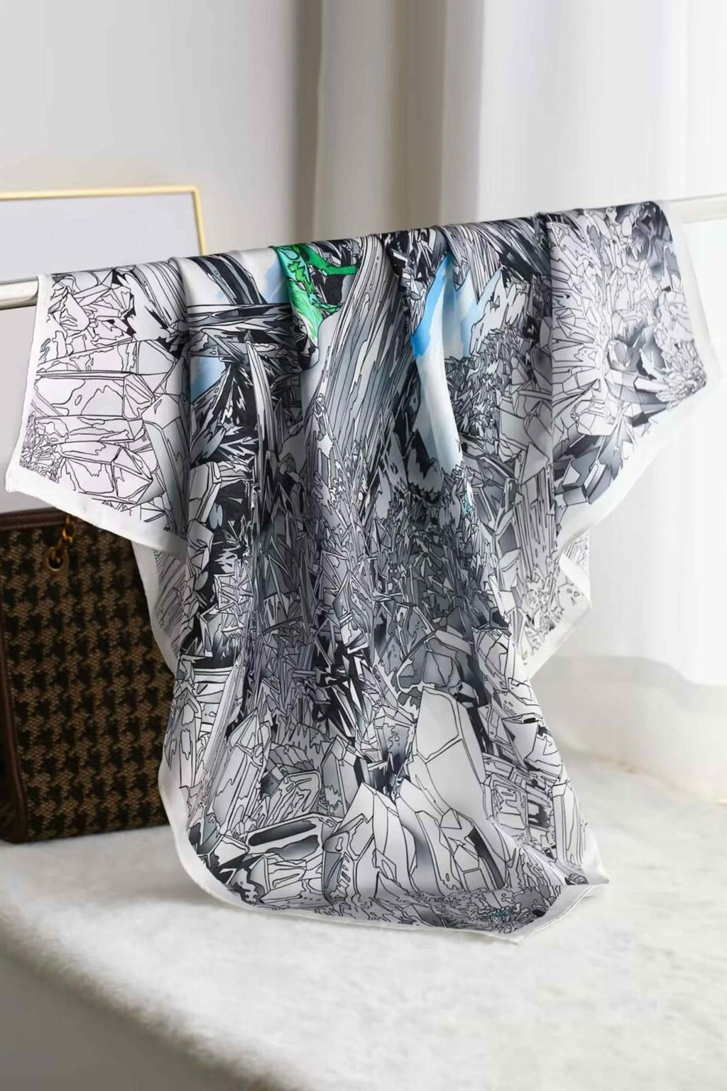 Apaszka "Crystal Valley" w użyciu, stylizowana na artystyczny look z odważnymi wzorami | KAMEA | Spironik.pl