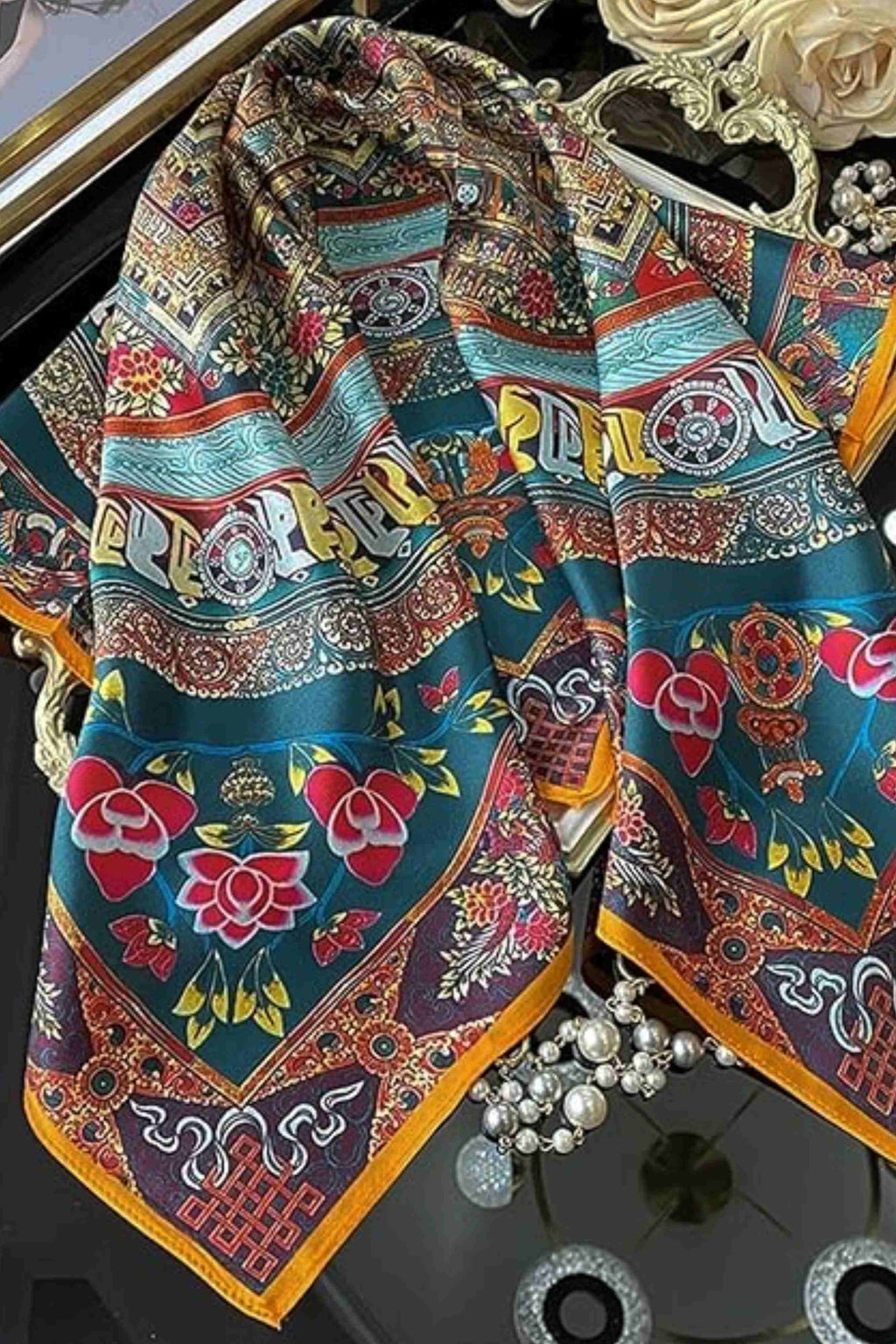 Apaszka w stylu etnicznym o wymiarach 70x70 cm, wykonana z 100% jedwabiu naturalnego | KAMEA | Spironik.pl