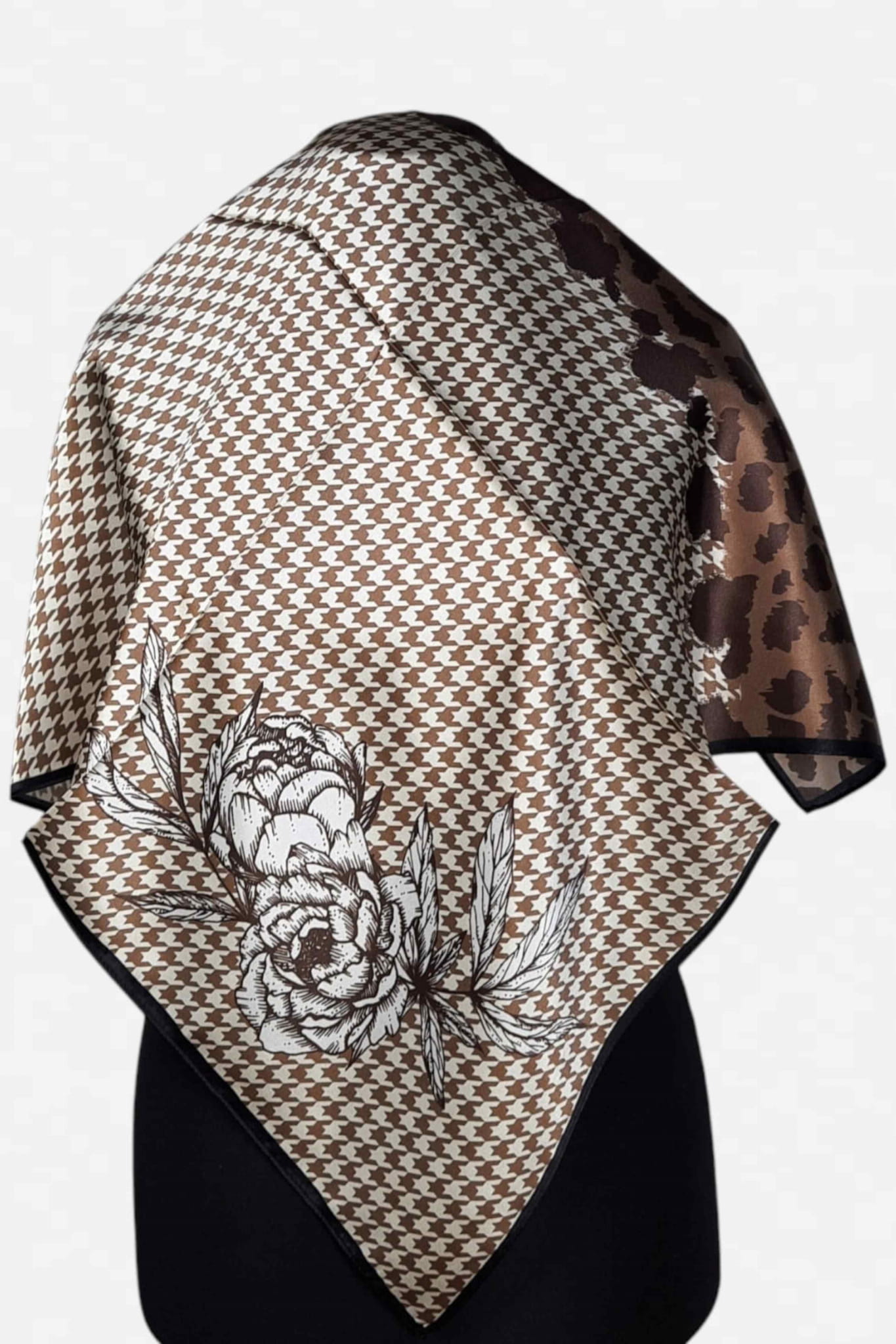 Apaszka "Savannah Chic" w stylu retro, z geometrycznymi wzorami, idealna do noszenia w różnych stylizacjach | KAMEA | Spironik.pl