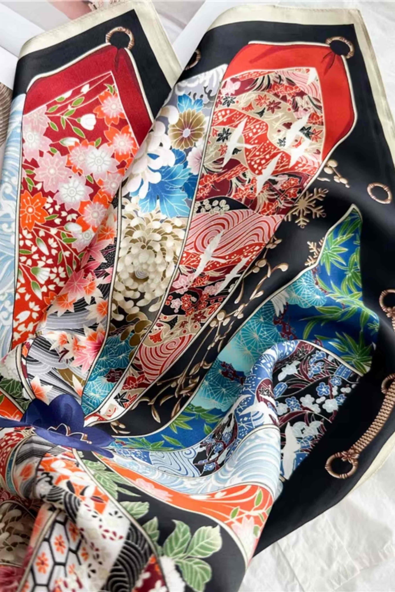 Wzór apaszki "Wachlarz Orientu" z misternie zdobionymi tkaninami w stylu kimona, w intensywnych kolorach | KAMEA | Spironik.pl