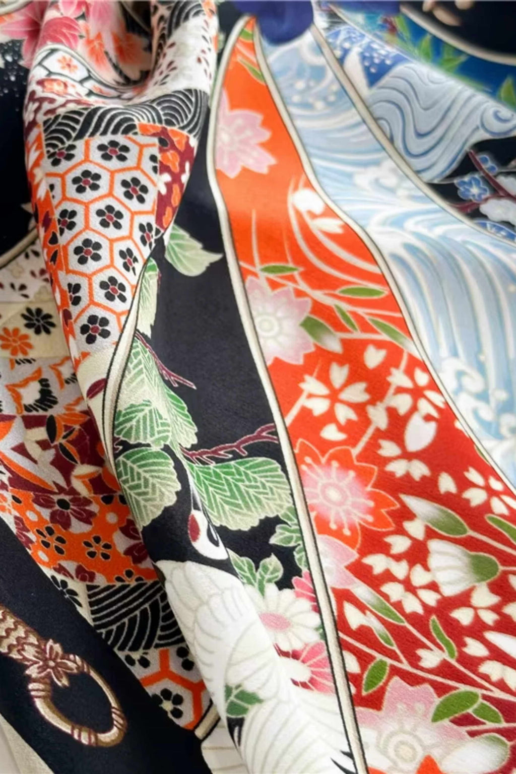 Apaszka "Wachlarz Orientu" w użyciu, dodająca wyrazistości minimalistycznym stylizacjom | KAMEA | Spironik.pl