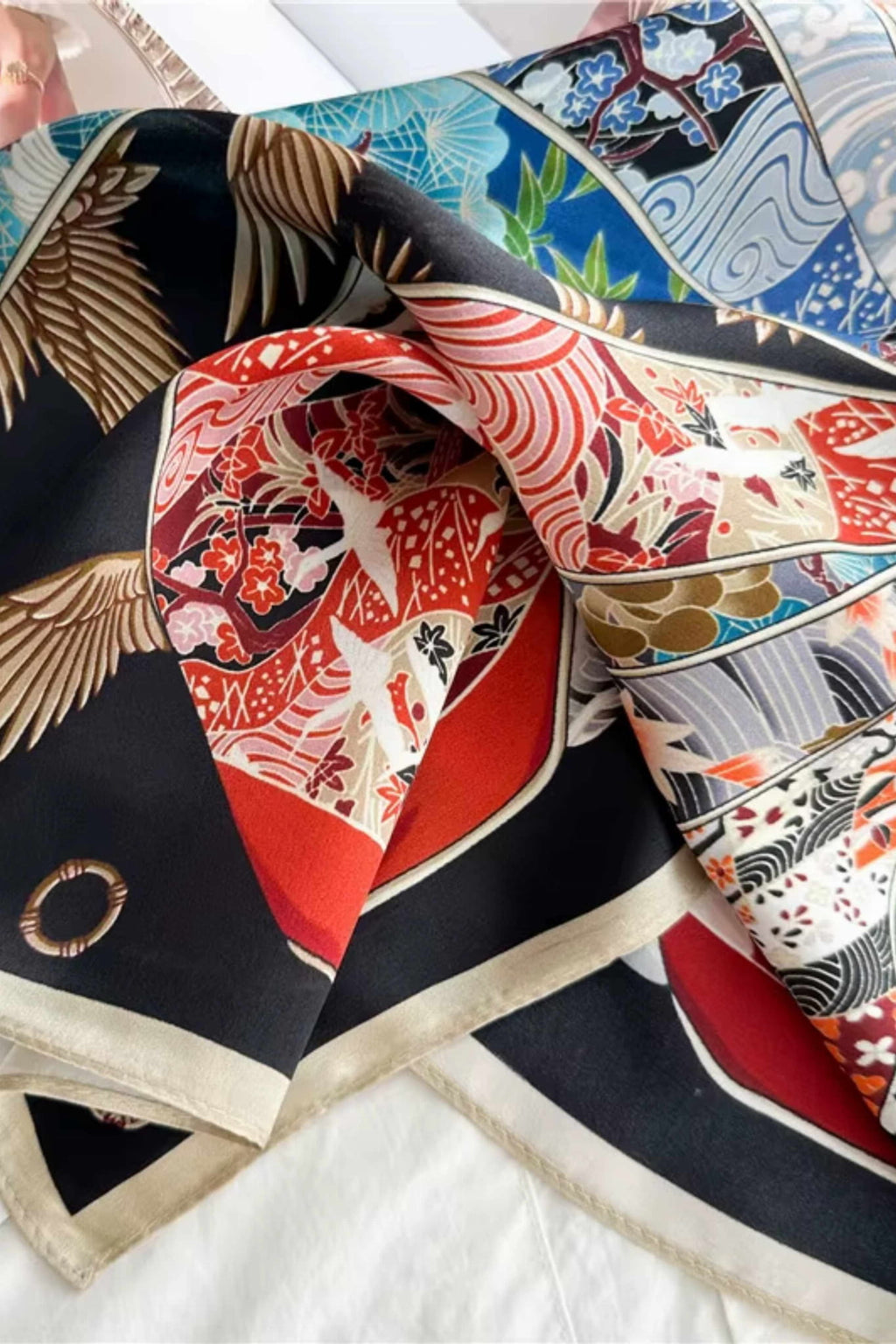 Boczny widok apaszki "Wachlarz Orientu", ukazujący eleganckie beżowe obramowanie i intensywne kolory | KAMEA | Spironik.pl