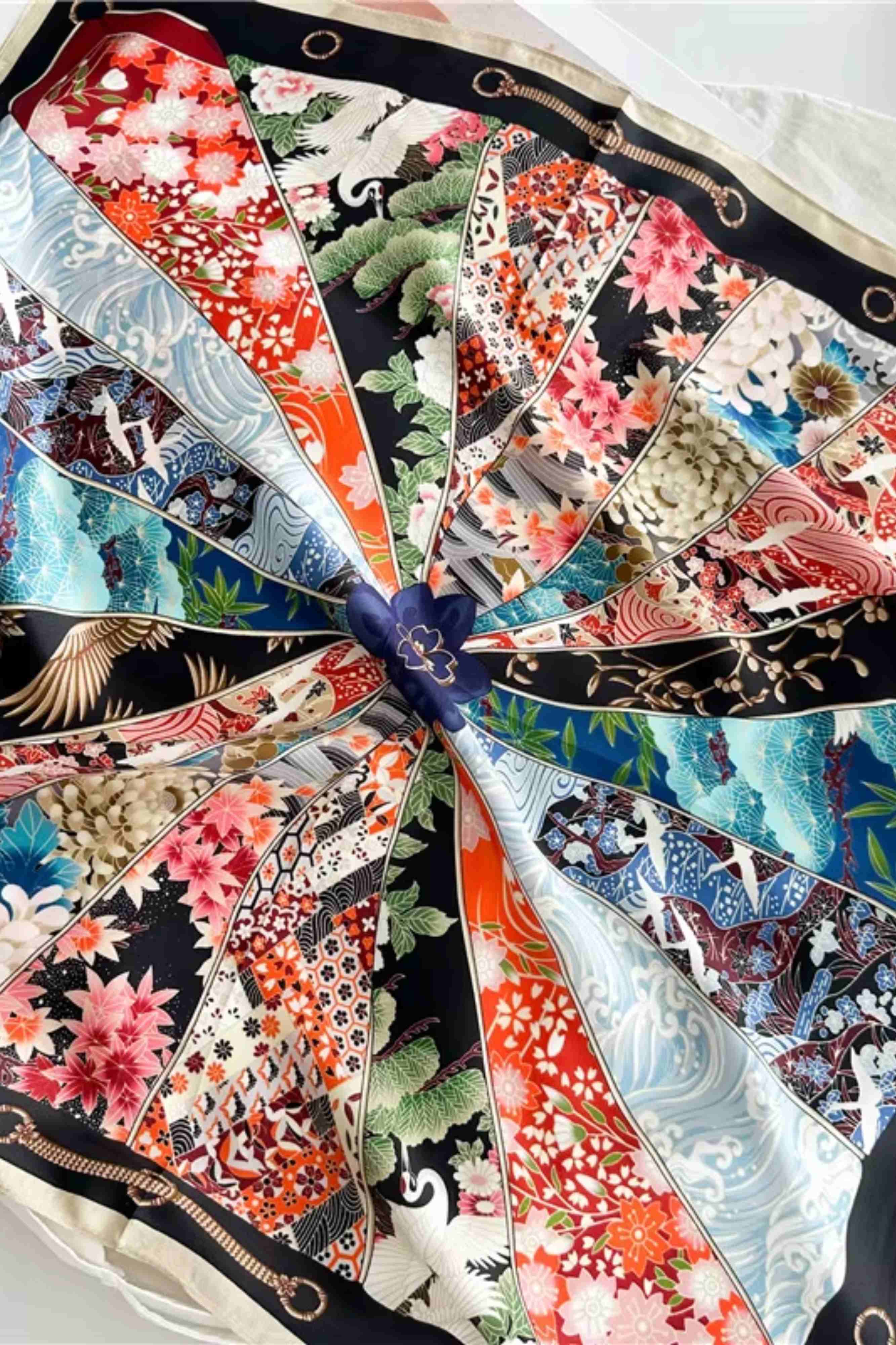 Faktura jedwabnej apaszki "Wachlarz Orientu", podkreślająca jej wysoką jakość i artystyczny styl | KAMEA | Spironik.pl